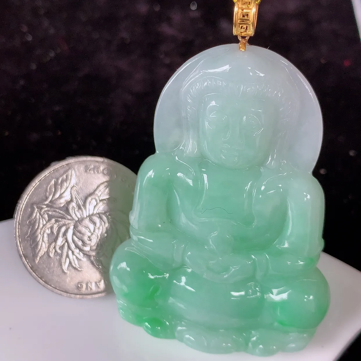 18K金镶嵌冰飘绿翡翠观音菩萨吊坠，赐福翡翠观音，观音面相端庄，品相佳，佩戴气质！#35.5整体57裸石51*36*5.5