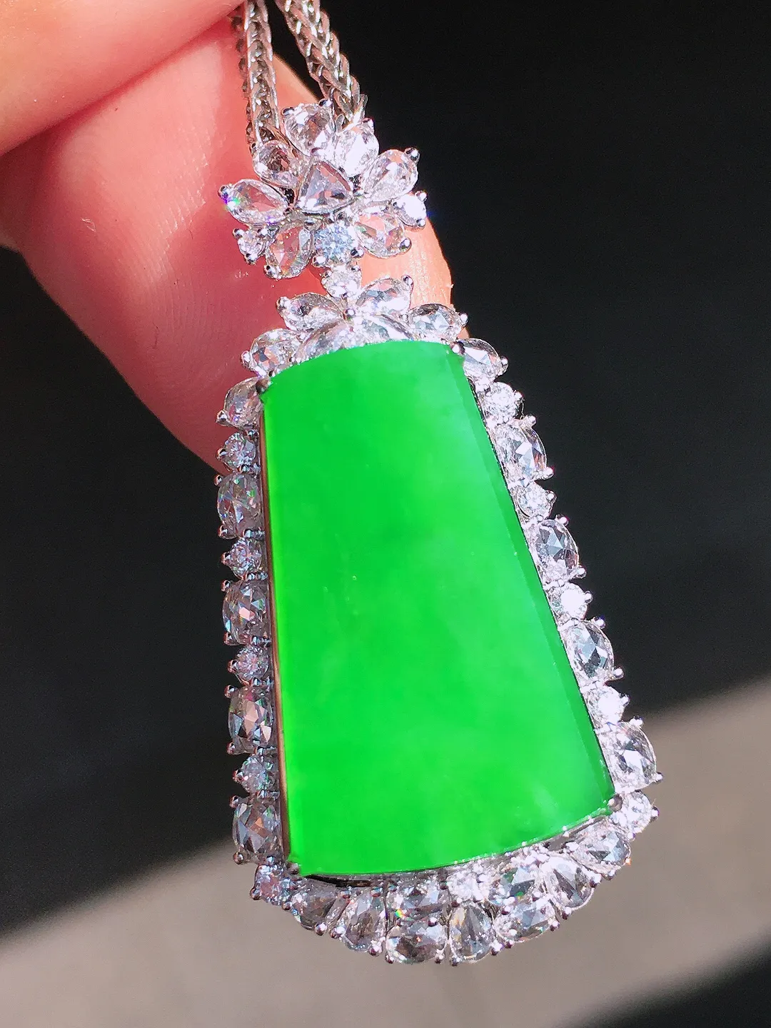 阳绿无事牌吊坠，色泽均匀艳丽，玉质细腻，荧光感超
强，饱满圆润，尽显优雅气质，18k
金豪华镶嵌