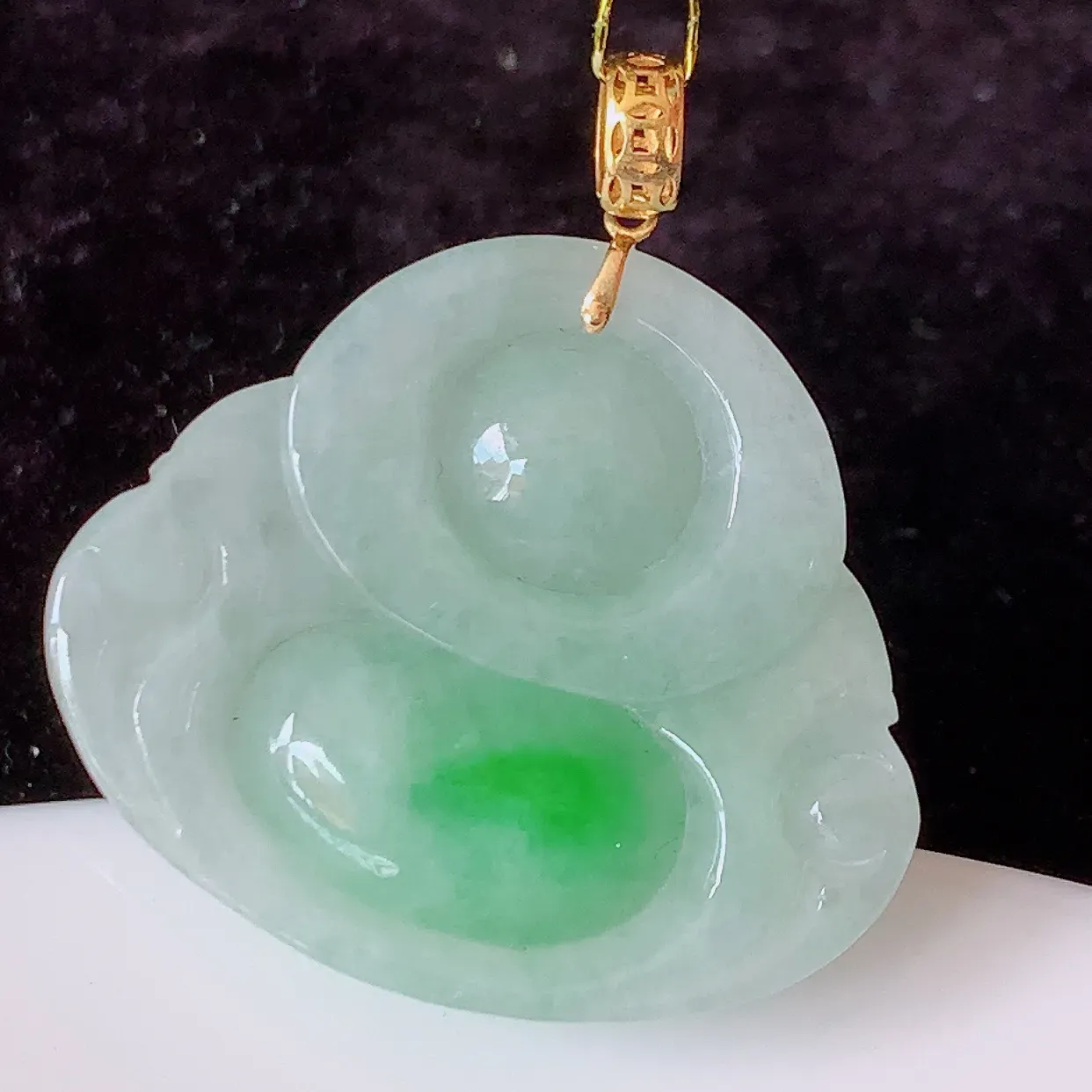 18k金镶嵌飘绿翡翠佛公吊坠，沁人心脾，精致典雅的设计，为佩戴者，增添色彩，送礼自留都是佳品选择！#35.31整体29裸石27.5*23.5*6.2 mm