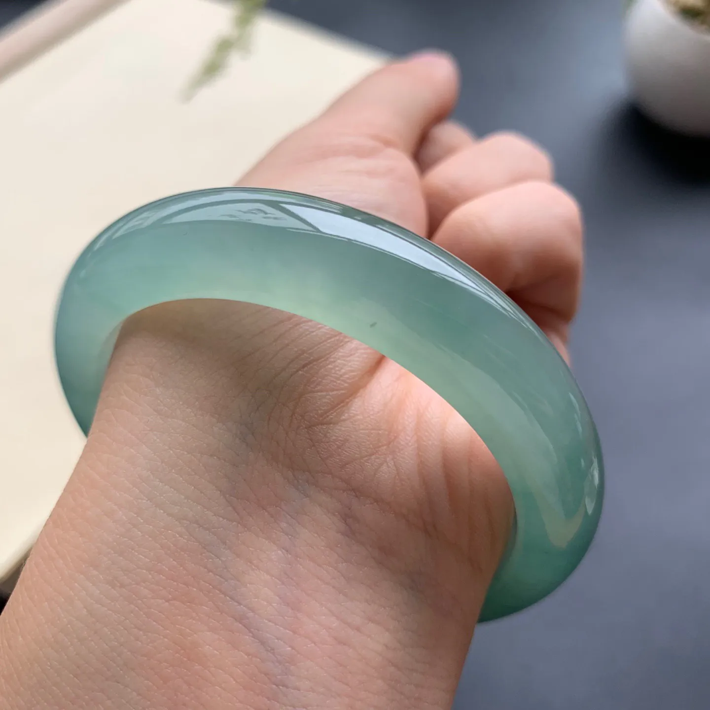 54圈口啤酒绿正圈手镯 尺寸：54-12.6-8.5，无纹裂，水润透亮，胶感十足