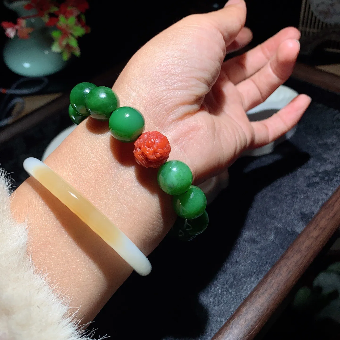 和田玉阳绿俄罗斯碧玉圆珠手串。单颗尺寸14重57克。玉质细腻油润。手推出油。佩戴高端典雅。lt251107