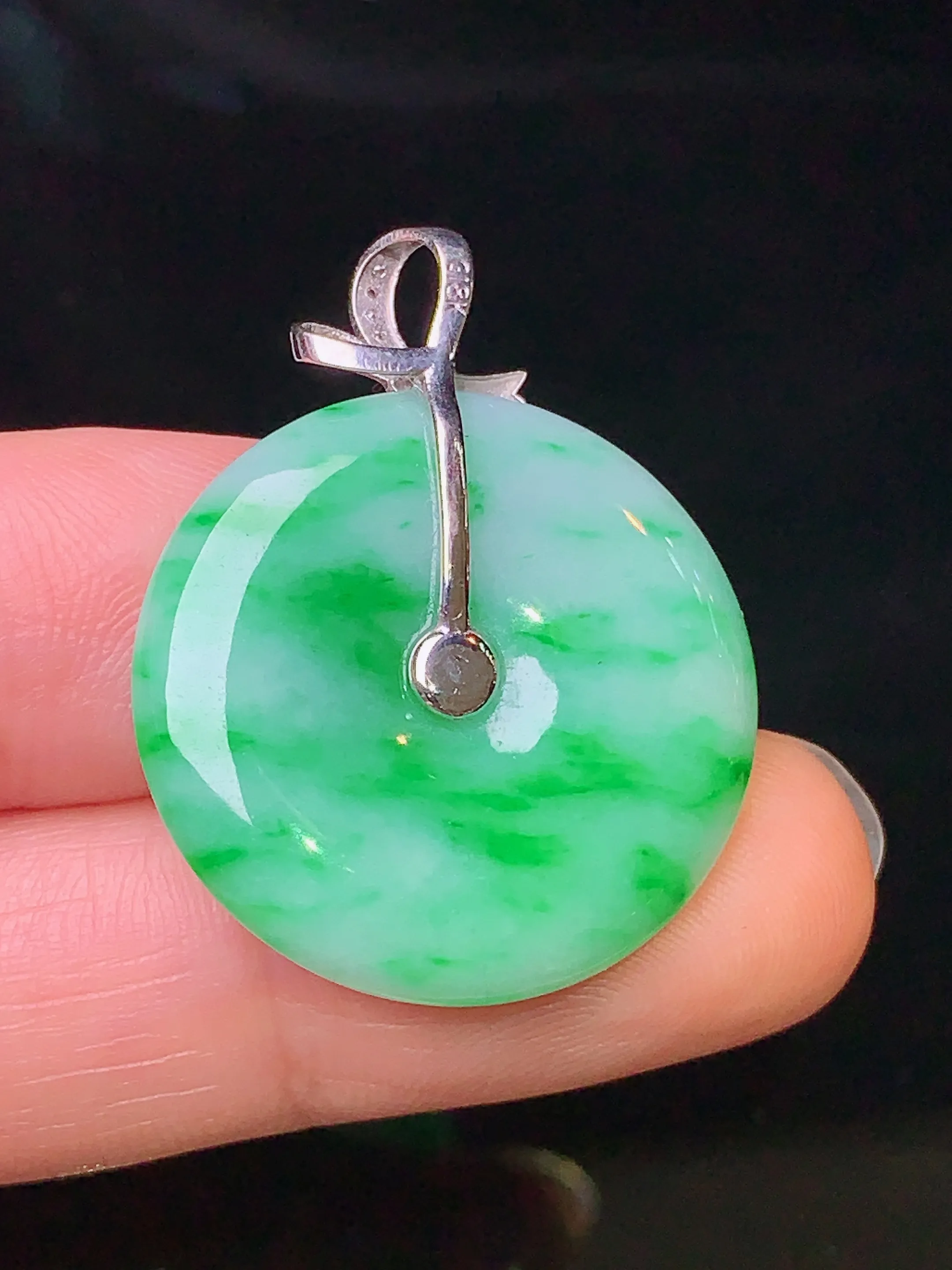 18k金钻镶嵌翠绿平安扣吊坠 玉质细腻 色泽艳丽 整体尺寸30.8*24*4.5