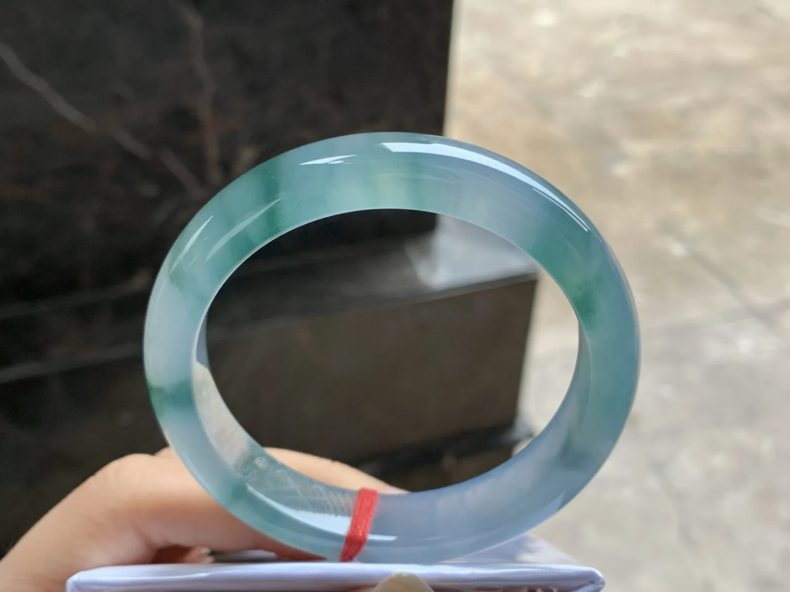 57-12.4-8.3

冰蓝花手镯^_^荧光十足冰透