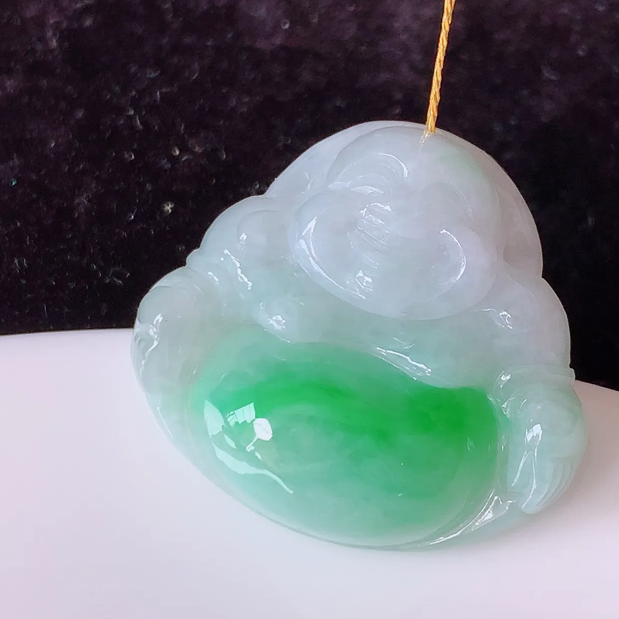 自然光实拍，冰润飘绿佛公吊坠，翡翠开心笑佛，种老水足，颜色漂亮， 立体饱满圆润， 佩戴效果赞#00.31