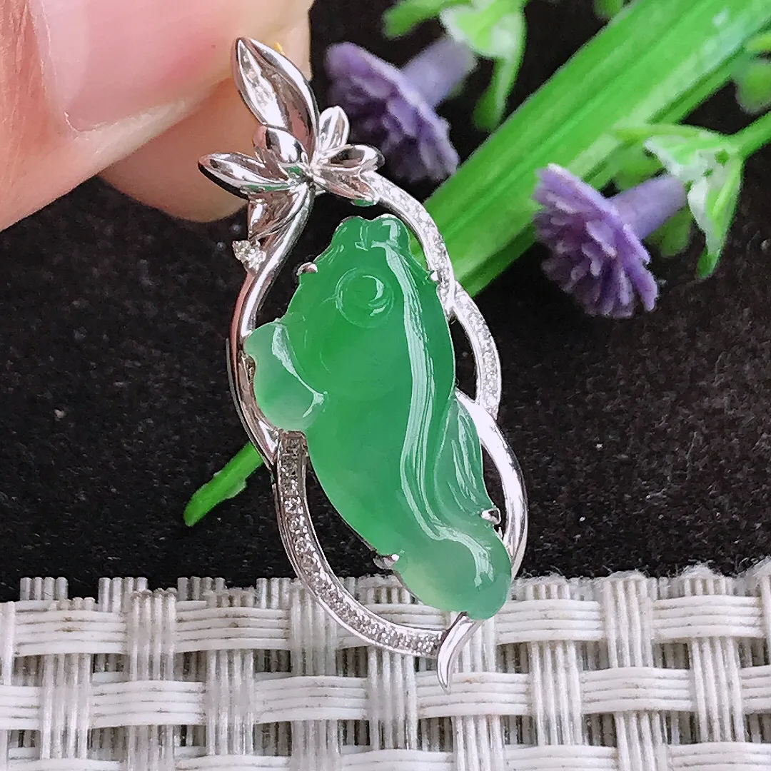 自然光34/13.3/7老坑18k金镶嵌冰种满阳绿小鱼吊坠翡翠玉坠挂件百搭连年有余