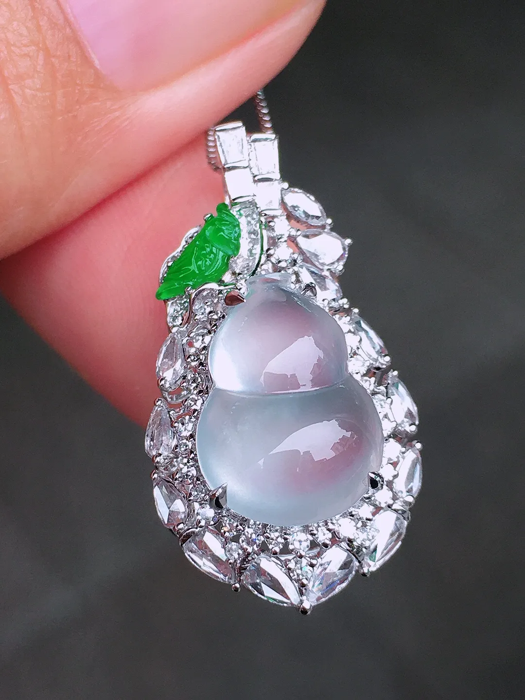 玻璃种葫芦吊坠，玉质细腻，荧光感超
强，饱满圆润，尽显优雅气质，18k
金豪华镶嵌