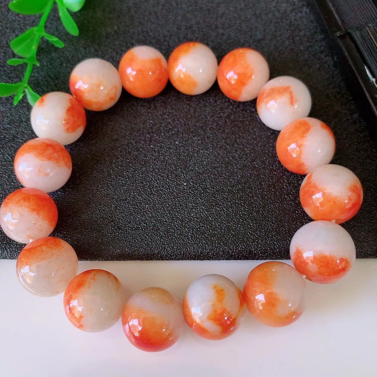 自然光实拍，冰润黄翡双彩翡翠手串手链，种老水足，冰清玉润   颜色漂亮  #46.31取一尺寸12.8mm