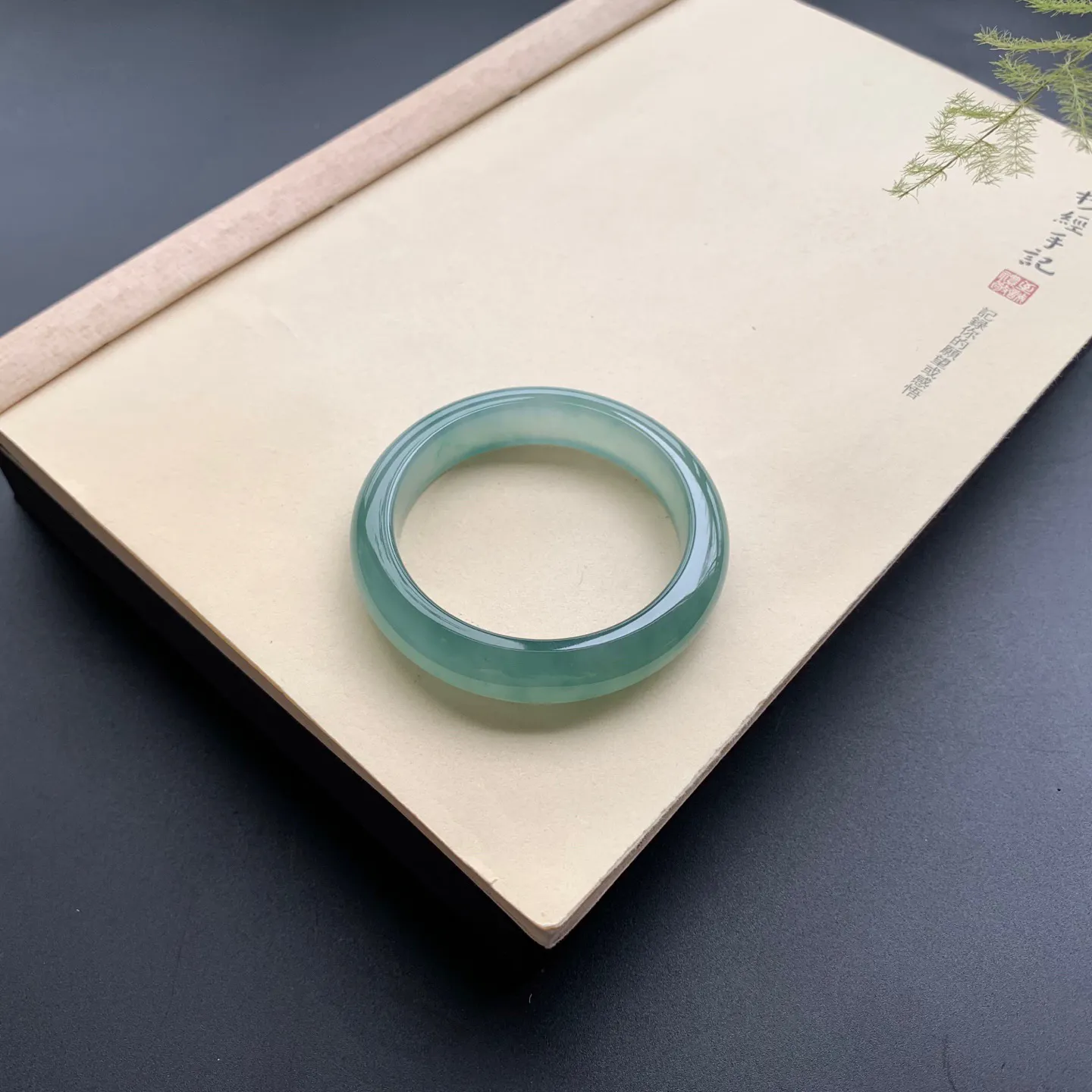 54圈口啤酒绿正圈手镯 尺寸：54-12.6-8.5，无纹裂，水润透亮，胶感十足