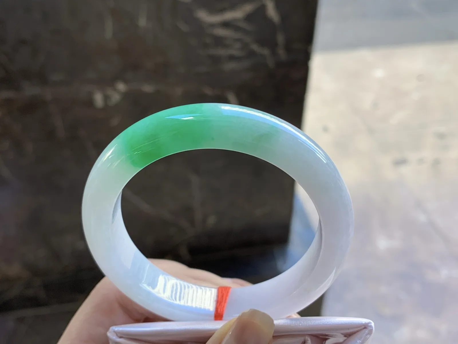 55-12.5-8.8

带色手镯^_^底妆白净