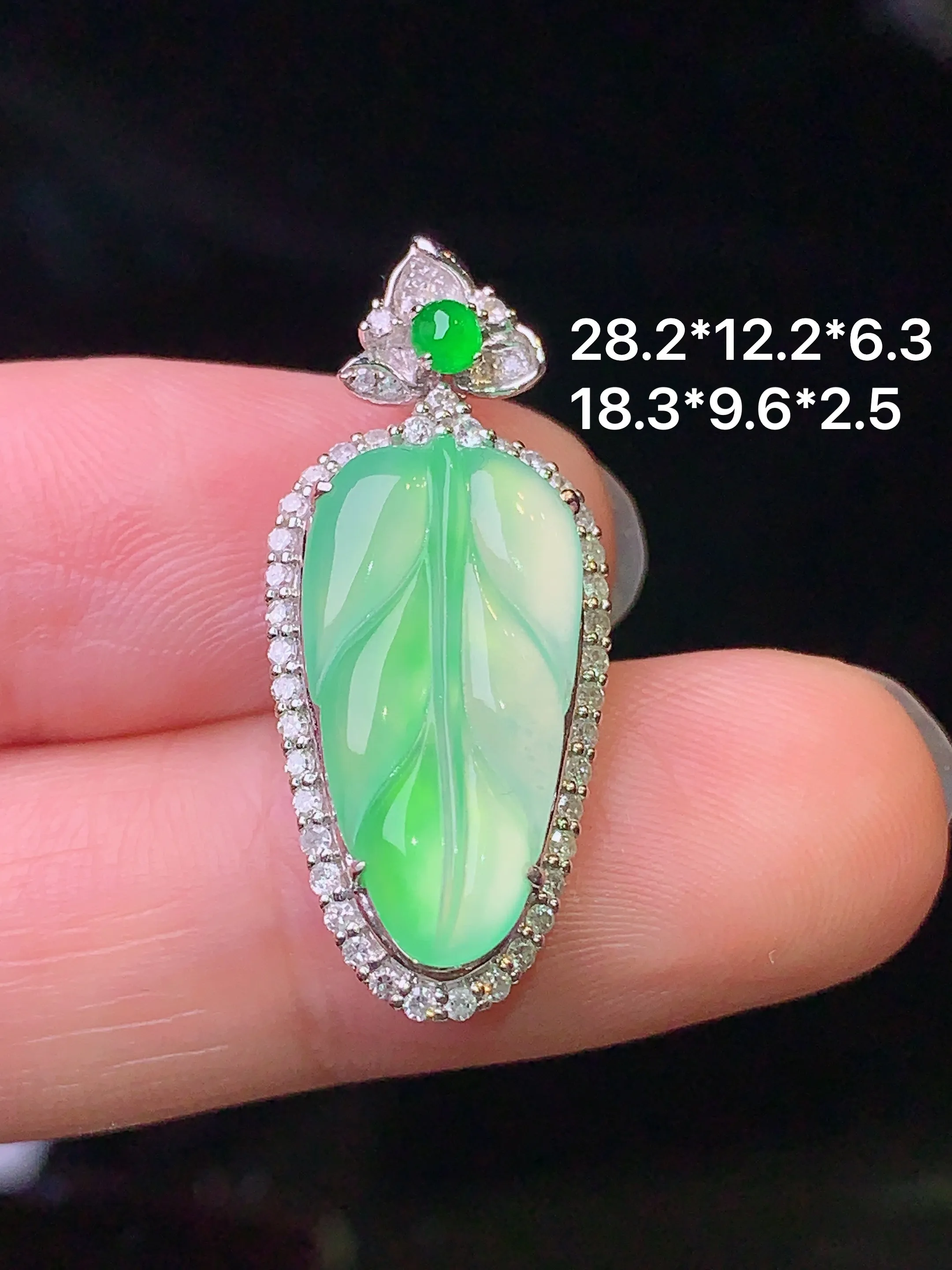 18k金钻镶嵌翠绿树叶吊坠 玉质细腻 色泽艳丽 整体尺寸28.2*12.2*6.3