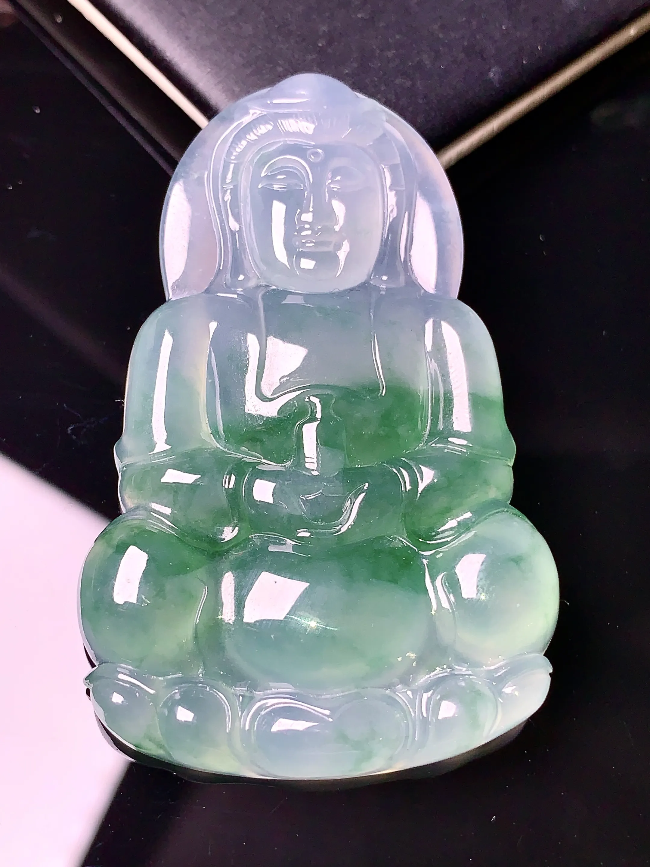 飘绿观音吊坠 玉质细腻 色泽艳丽 整体尺寸53.8*34.8*5.6