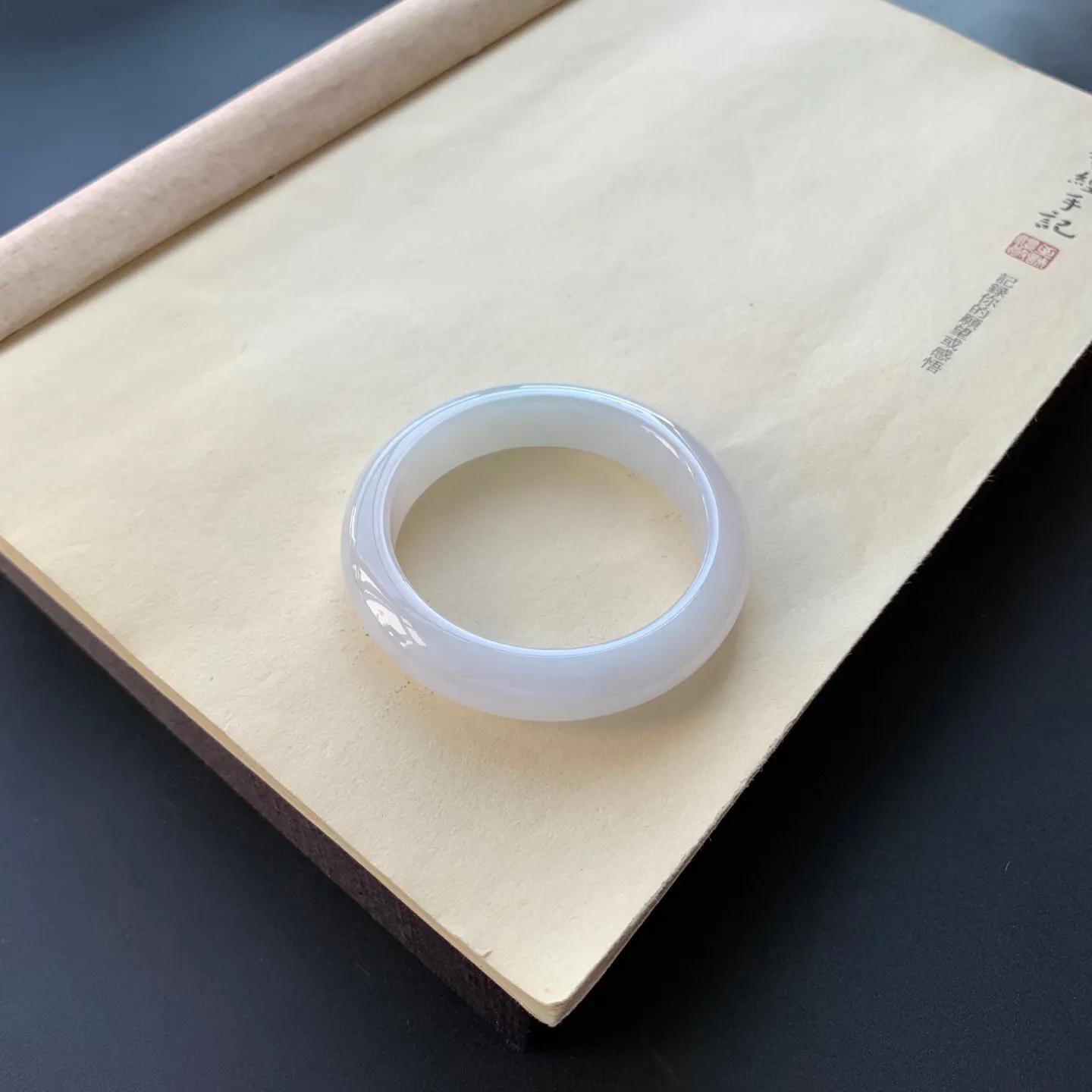 55.5圈口飘花正圈手镯 尺寸：55.5-12.5-8.6，无纹裂，细腻光滑，花色浓郁