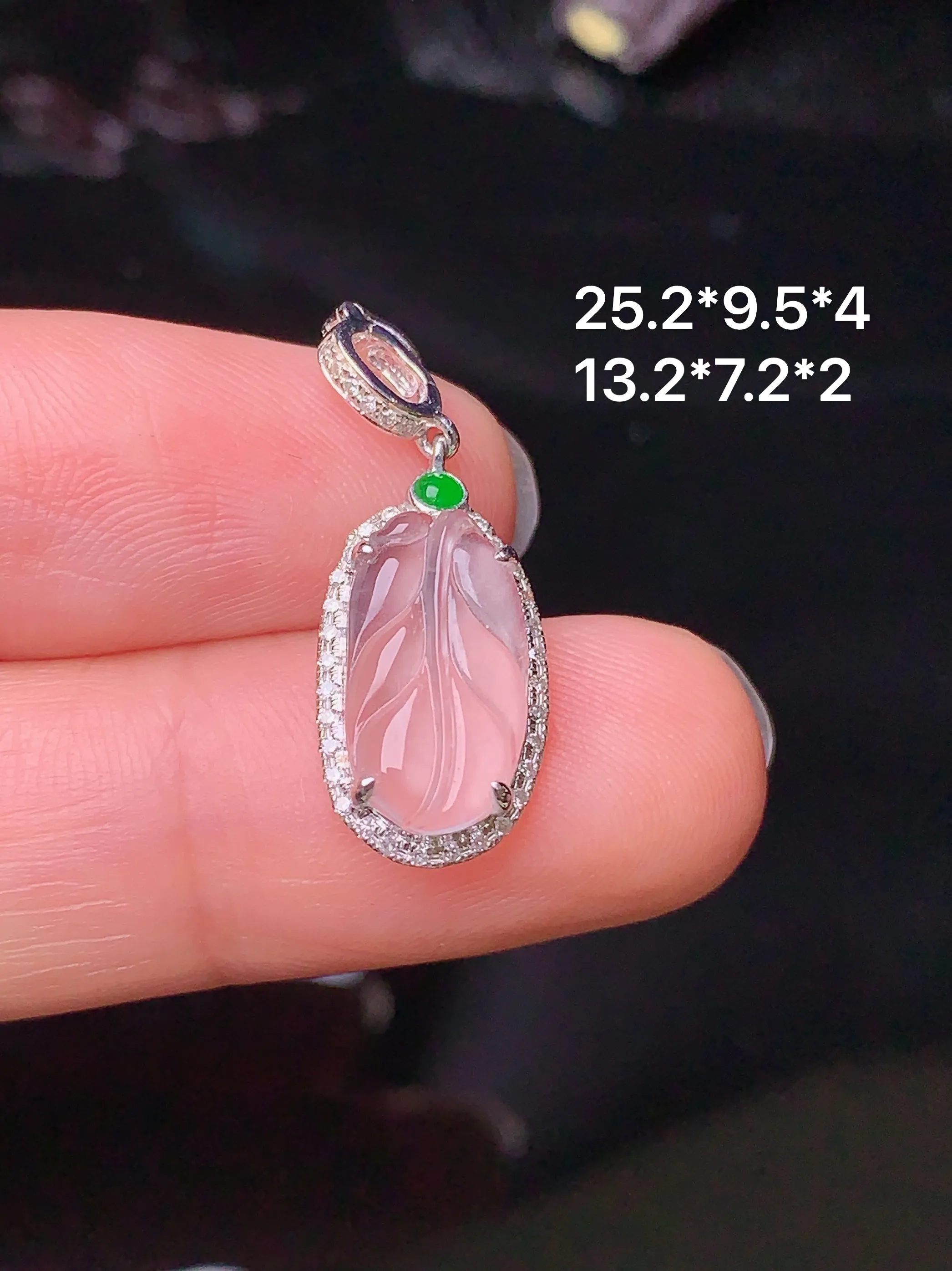 18k金钻镶嵌冰种树叶吊坠 玉质细腻 色泽艳丽 整体尺寸25.2*9.5*4