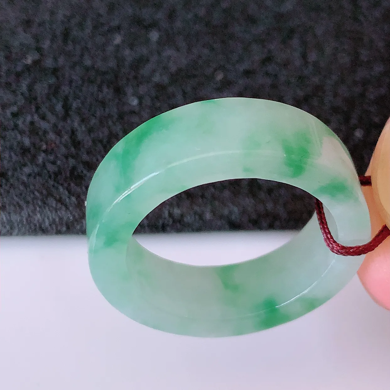 自然光实拍，18.2mm内径冰飘花翡翠指环，玉戒指，玉质莹润，好精美好冰润的指环， 18圈口，上手纤