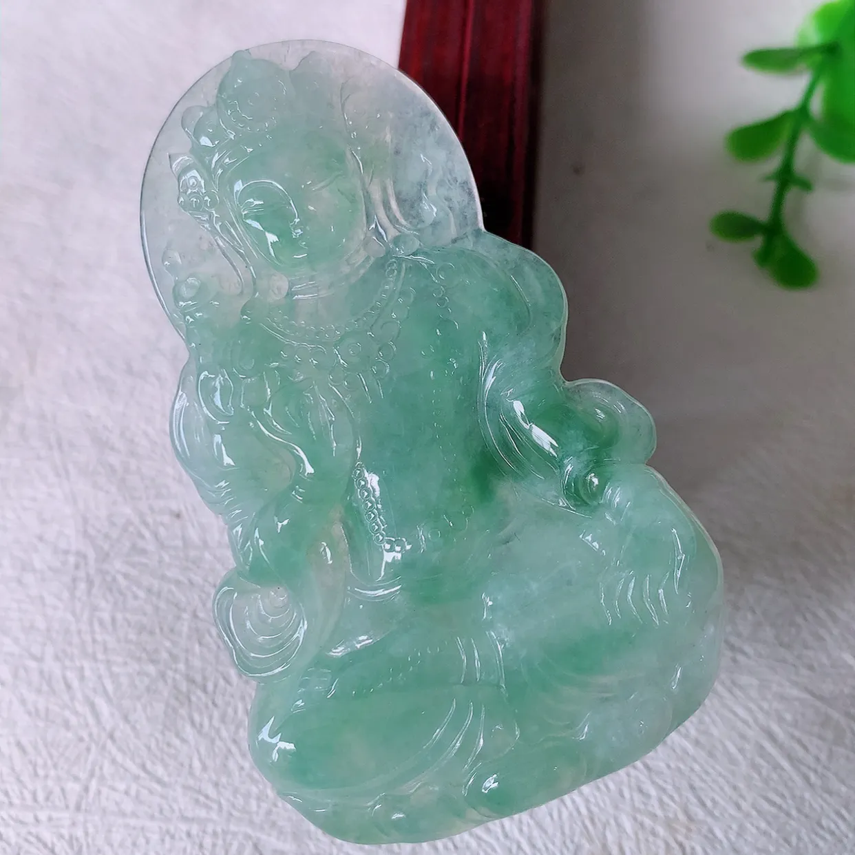 自然光实拍，大件冰种飘花翡翠度母观音菩萨吊坠，赐福翡翠观音，翠绿迷人， 观音面相端庄， 佩戴时尚出众！#00.31