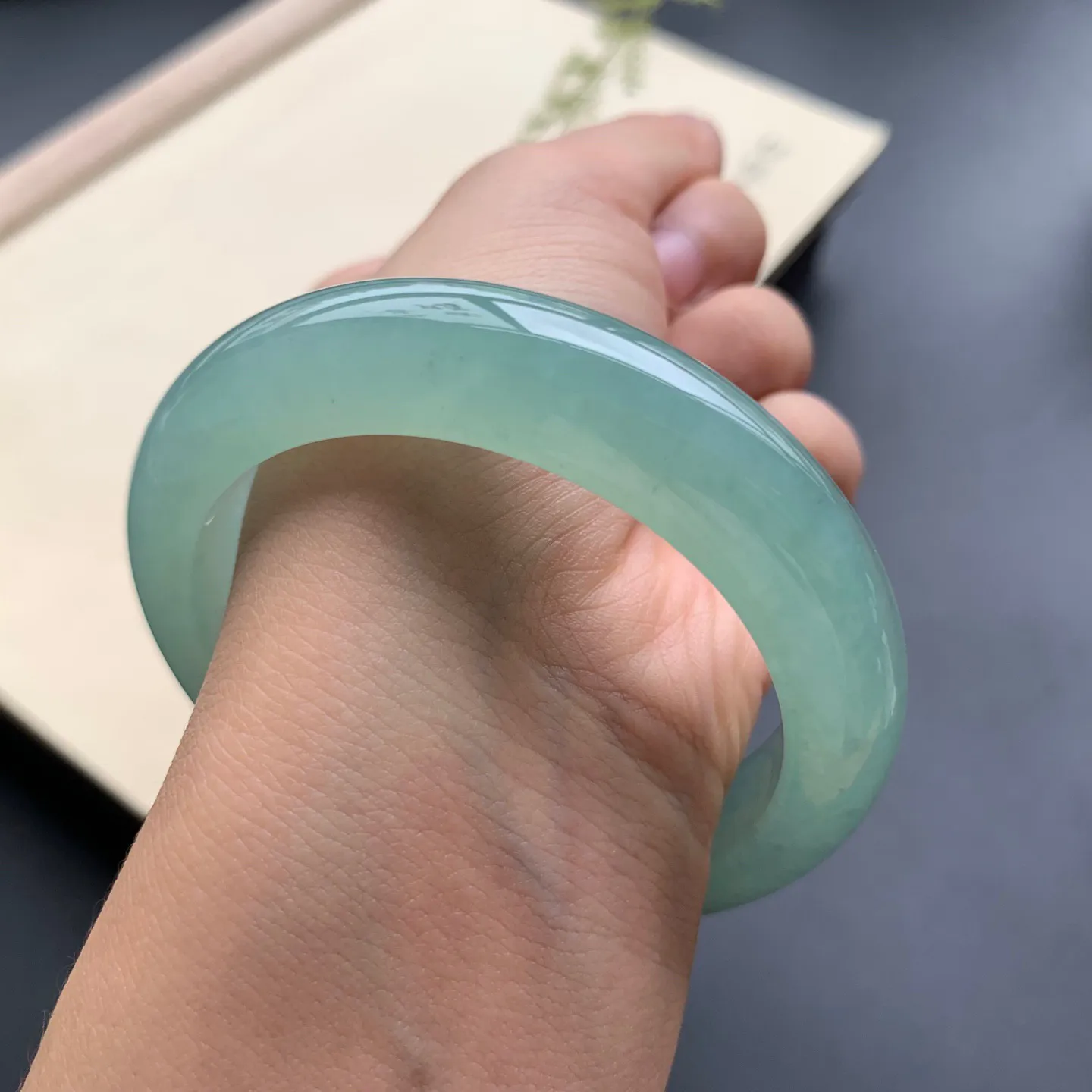 54圈口啤酒绿正圈手镯 尺寸：54-12.6-8.5，无纹裂，水润透亮，胶感十足