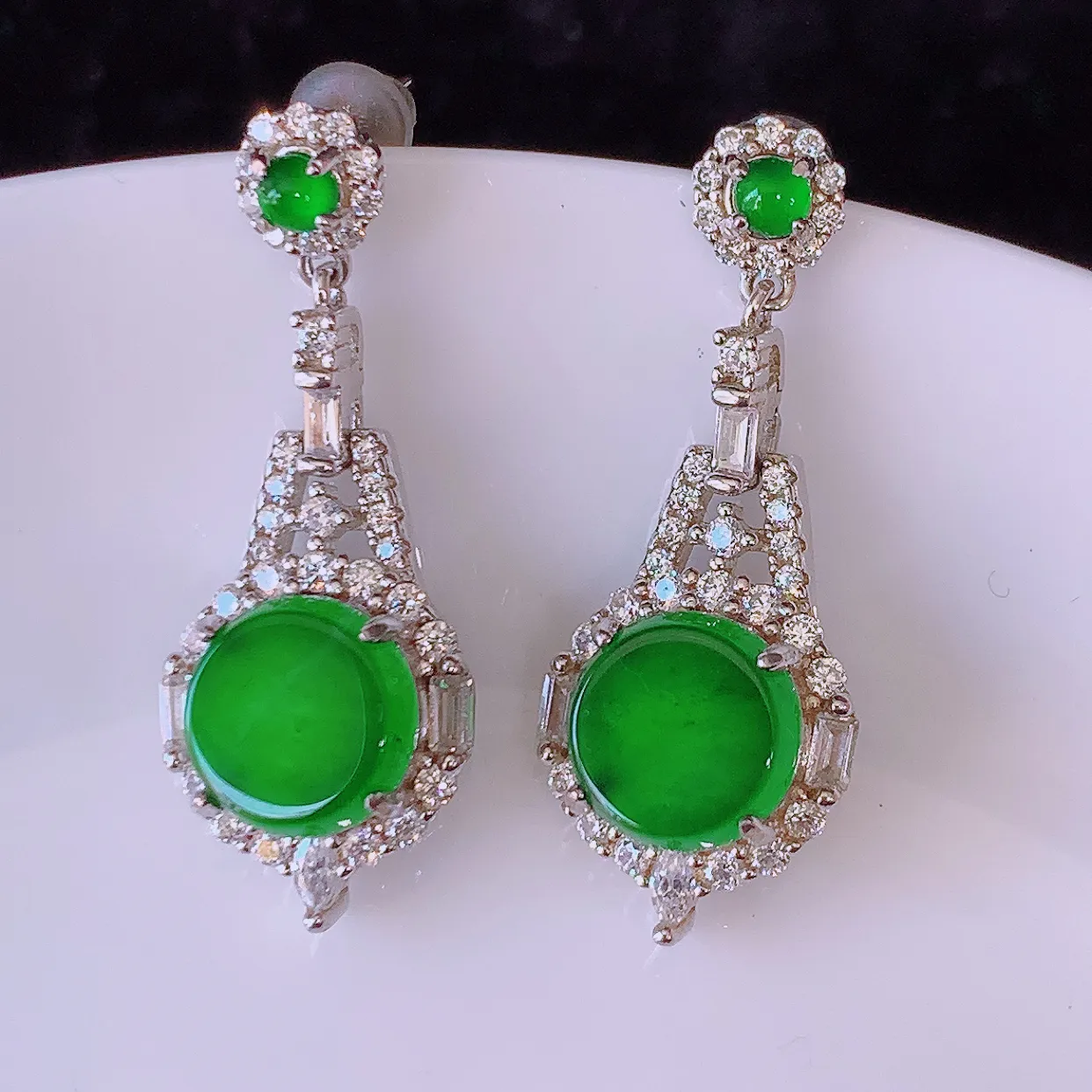 冰透满绿翡翠925银镶嵌耳坠，自然光实拍，翠色灵动，颜色漂亮，种老水足，品相佳， 佩戴佳品！#97.