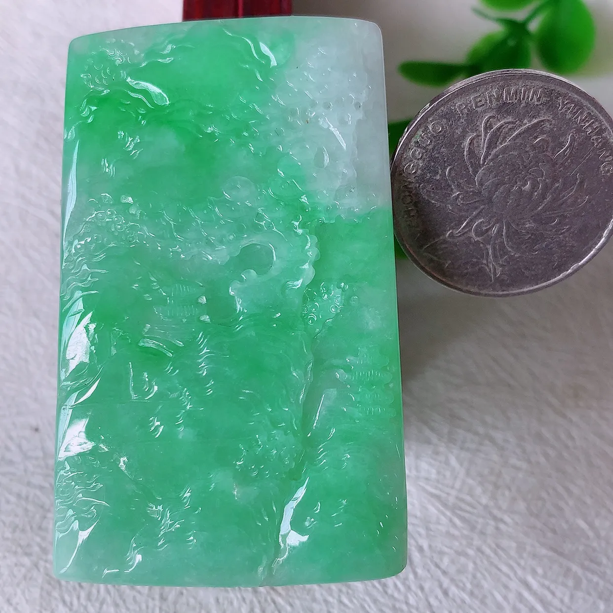 自然光实拍，冰润飘绿山水牌吊坠，翡翠山水，立体生动形象，山水素材布局合理， 意境感佳， 佩戴上身效果更高贵 #00.31