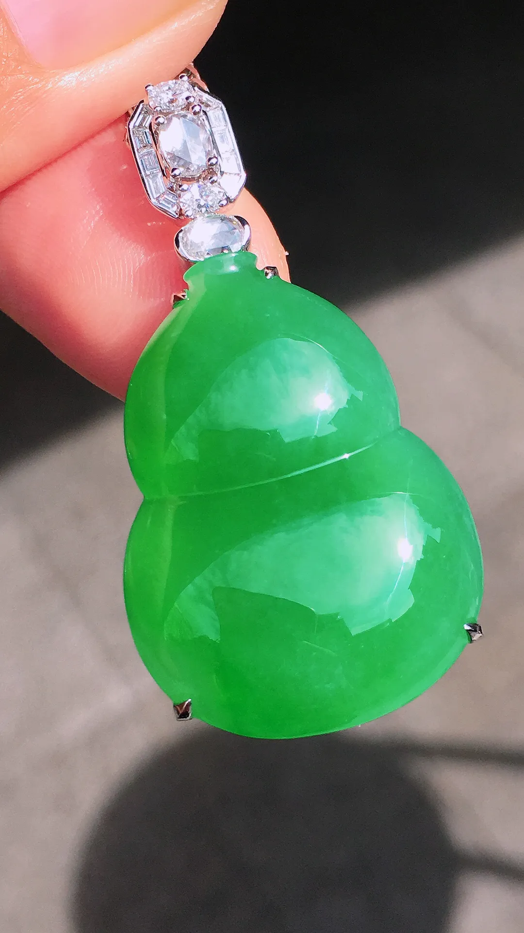 阳绿葫芦吊坠，色泽均匀艳丽，玉质细腻，荧光感超
强，饱满圆润，尽显优雅气质，18k
金豪华镶嵌