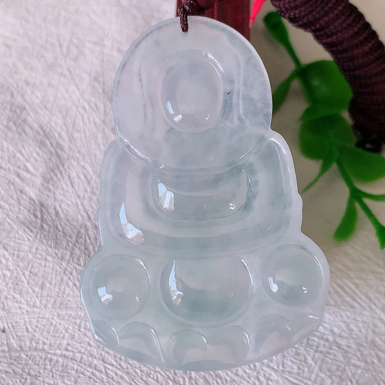 自然光实拍，冰种翡翠正装观音菩萨吊坠，赐福翡翠观音，冰透，起强玻璃光泽，  观音面相慈祥，雕琢细致， 佩戴气质！#46.31