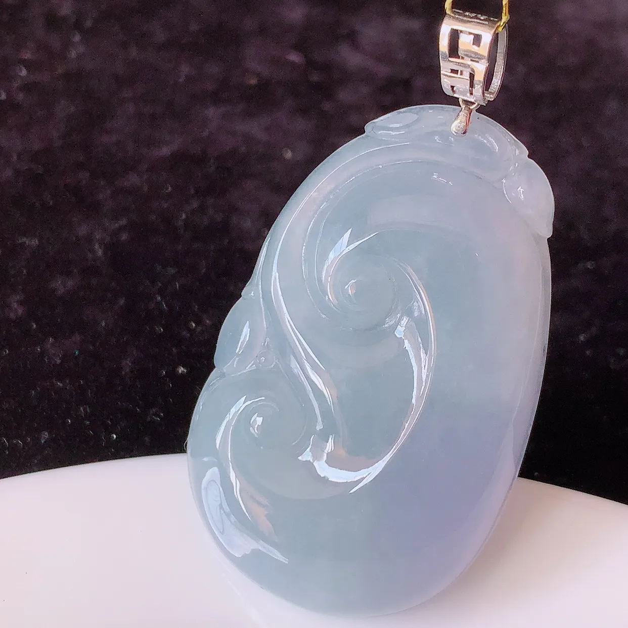 18k金镶嵌冰紫罗兰翡翠如意吊坠，沁人心脾，精致典雅的设计，为佩戴者，增添色彩，送礼自留都是佳品选择！#35.31整体47裸石 40.5*24.5*6.2mm