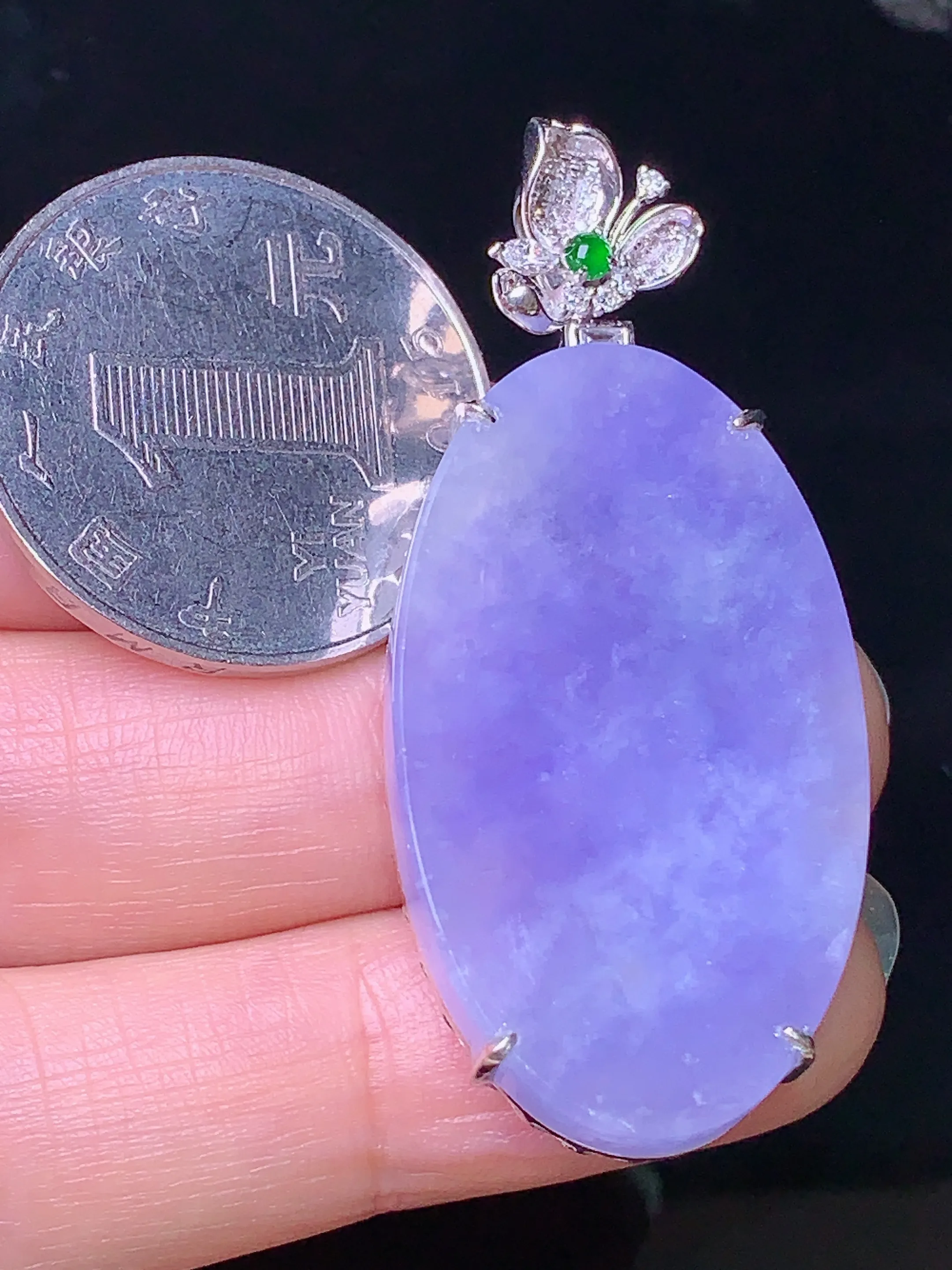 18k金钻镶嵌紫罗兰圆牌吊坠 玉质细腻 色泽艳丽 整体尺寸47*20.7*6.5