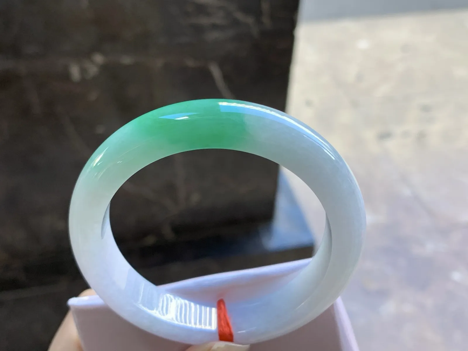 55-12.5-8.8

带色手镯^_^底妆白净