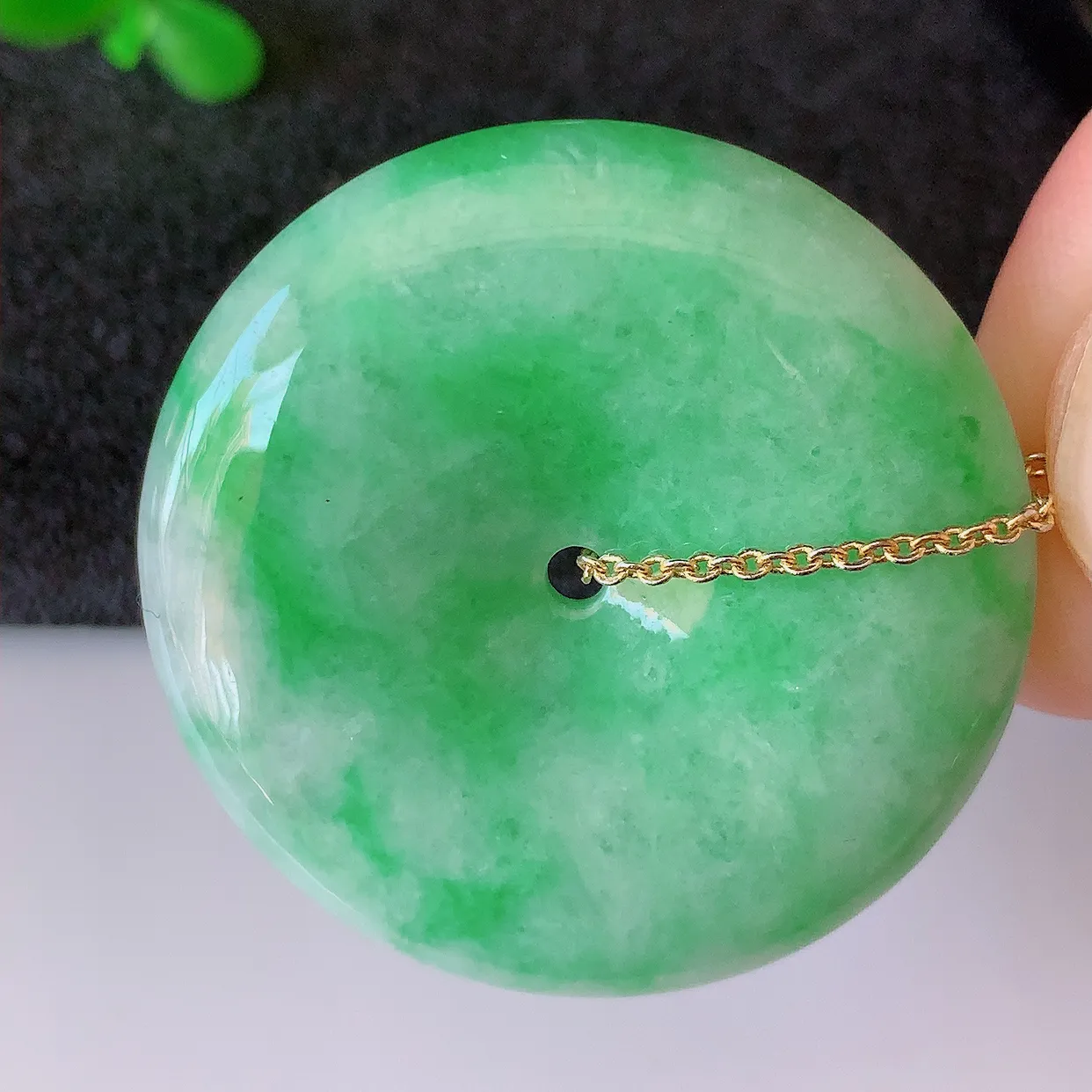 自然光实拍，冰润飘绿翡翠平安扣吊坠，翠色灵动，种老水足，寓意好， 品相佳， 佩戴佳品！#39.31