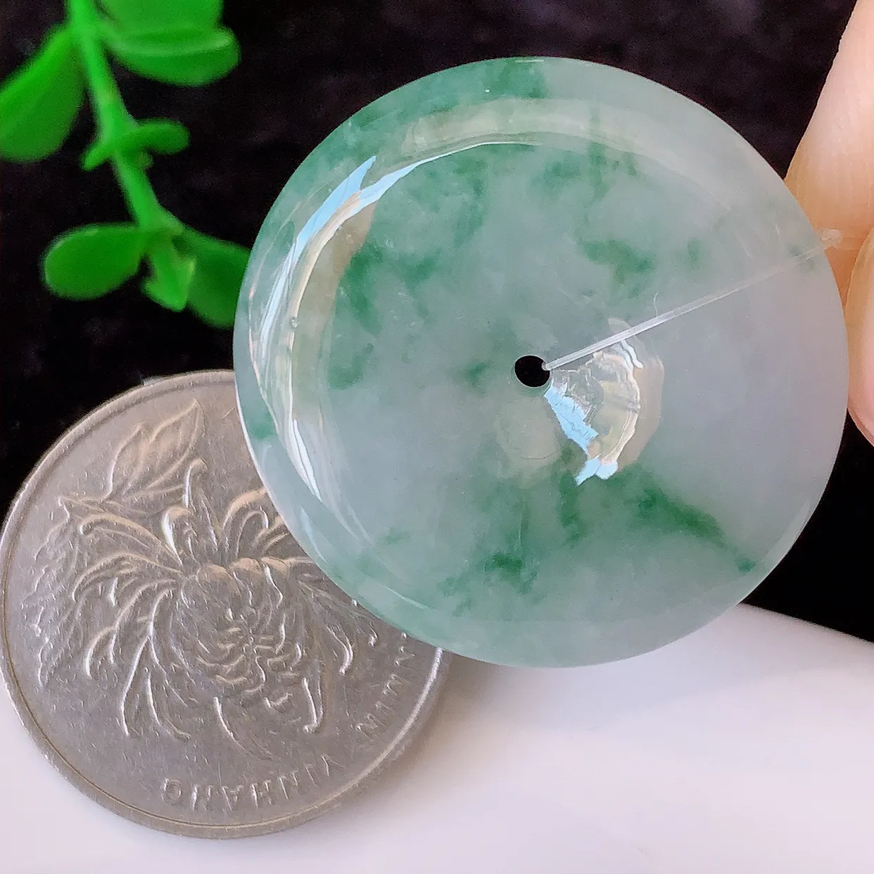 自然光实拍，冰飘花翡翠平安扣吊坠，形体饱满圆润，平安扣肥嘟嘟的，平平安安，种水很好， 配戴精美！#49.31