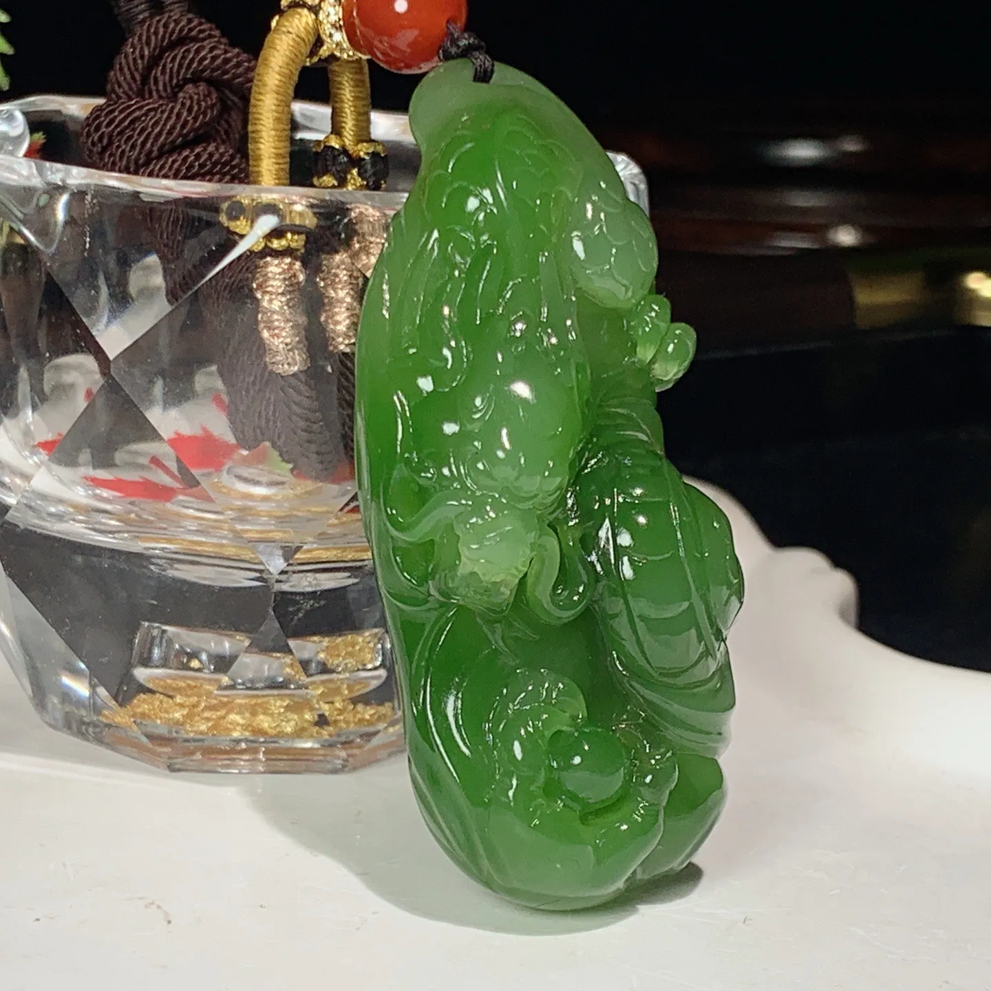 和田玉阳绿俄罗斯碧玉龙佑一方龙挂件。尺寸62/29/15重44克。玉质细腻油润。手推出油。佩戴高端典雅。lt251107