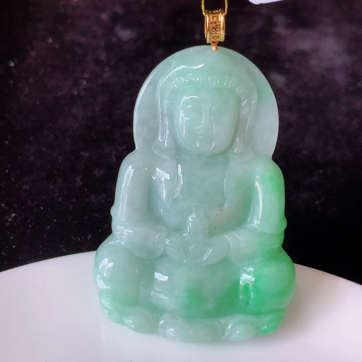 18k金镶嵌飘绿翡翠观音菩萨吊坠，沁人心脾，精致典雅的设计，为佩戴者，增添色彩， 送礼自留都是佳品选择！#35.31