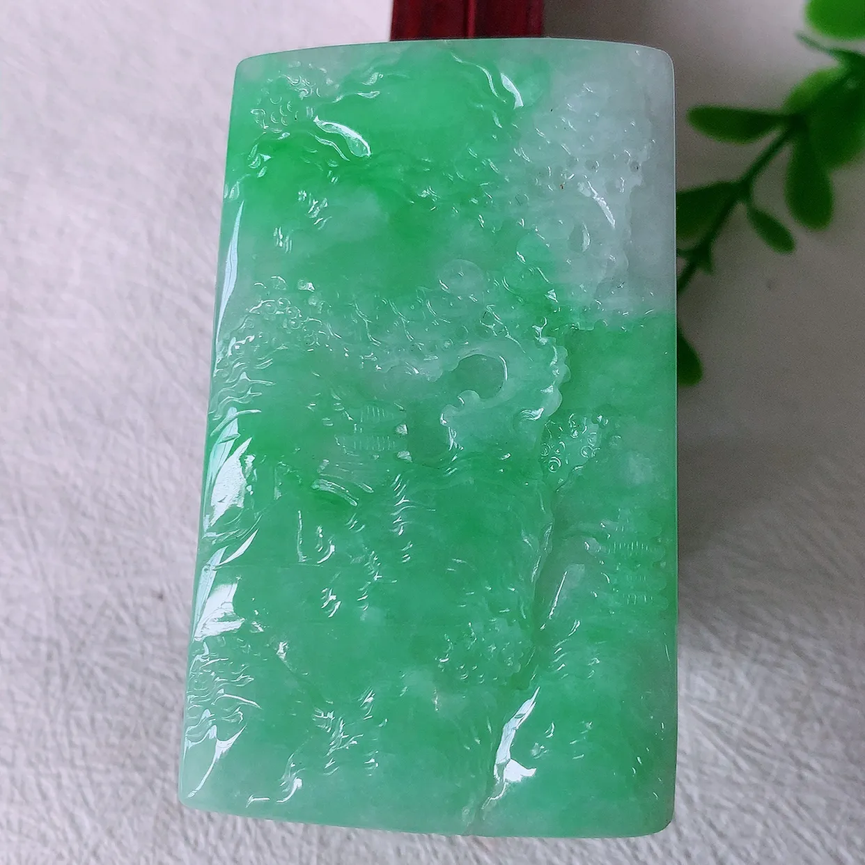 自然光实拍，冰润飘绿山水牌吊坠，翡翠山水，立体生动形象，山水素材布局合理， 意境感佳， 佩戴上身效果更高贵 #00.31