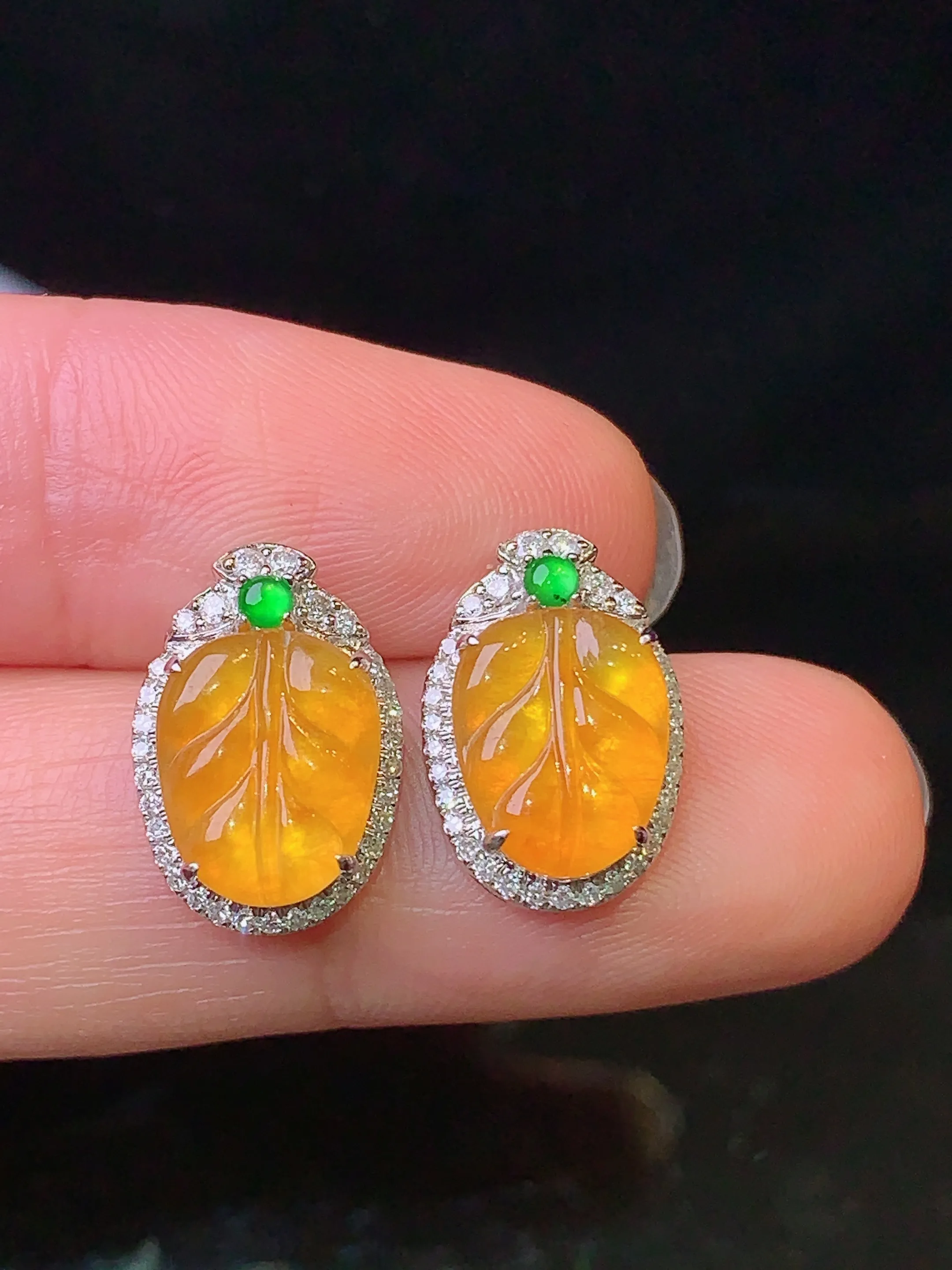 18k金钻镶嵌黄翡树叶耳钉 玉质细腻 色泽艳丽 整体尺寸14.3*9.8*5