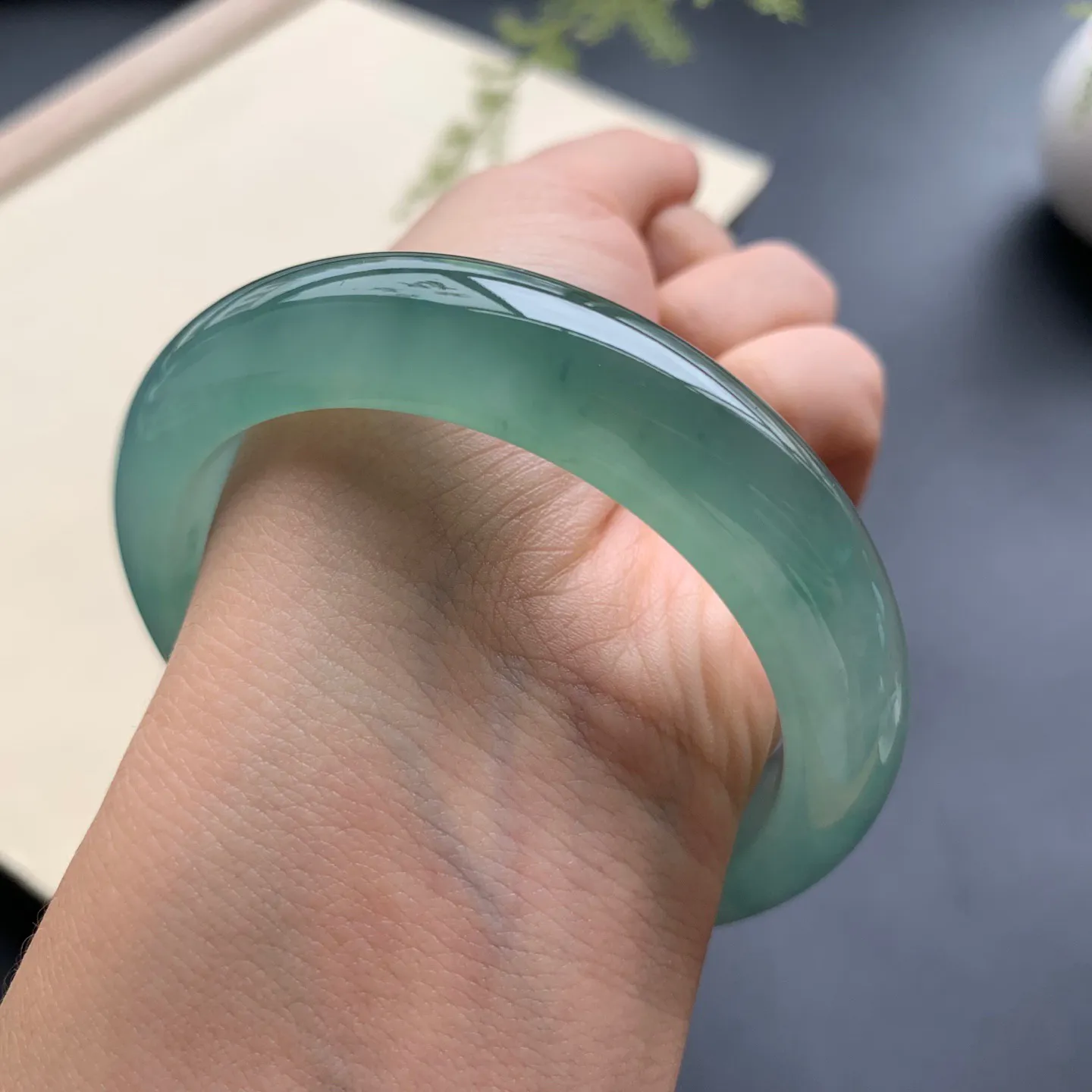 54圈口啤酒绿正圈手镯 尺寸：54-12.6-8.5，无纹裂，水润透亮，胶感十足