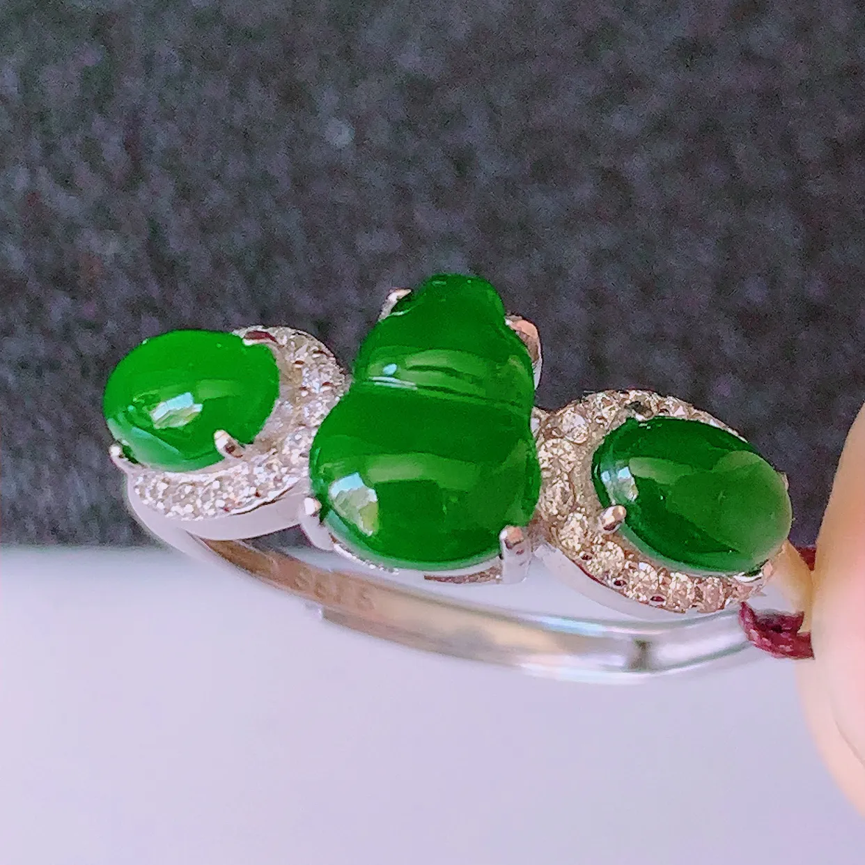 冰透满绿翡翠925银镶嵌戒指，自然光实拍，翠色灵动，颜色漂亮，种老水足，品相佳，佩戴佳品！#97.3