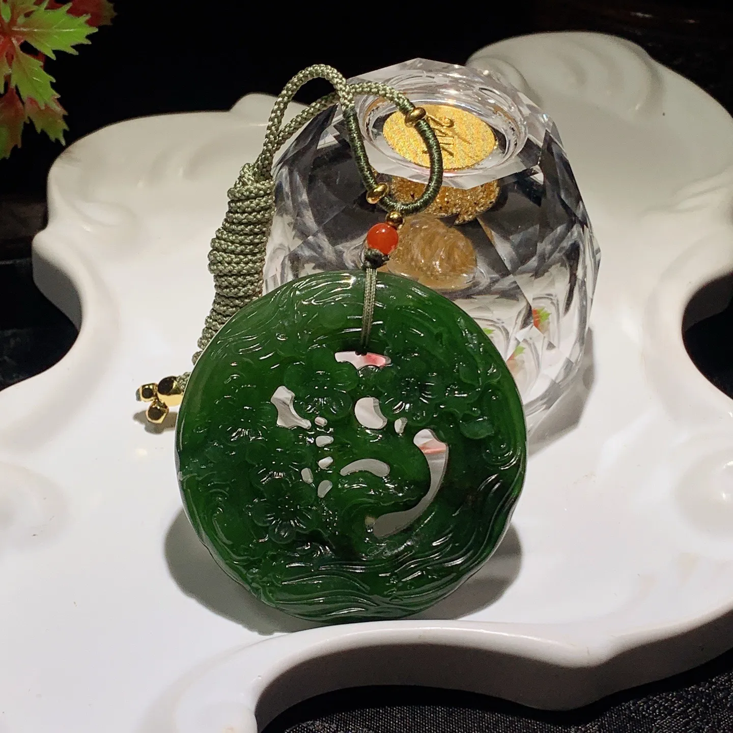 和田玉菠菜绿俄罗斯碧玉喜上眉梢挂件。尺寸54/9重44.5克。玉质细腻油润。手推出油。佩戴高端典雅。lt251107