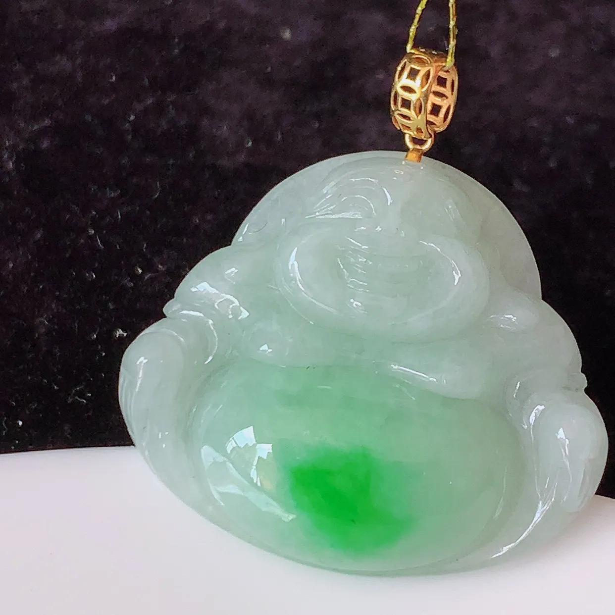 18k金镶嵌飘绿翡翠佛公吊坠，沁人心脾，精致典雅的设计，为佩戴者，增添色彩，送礼自留都是佳品选择！#