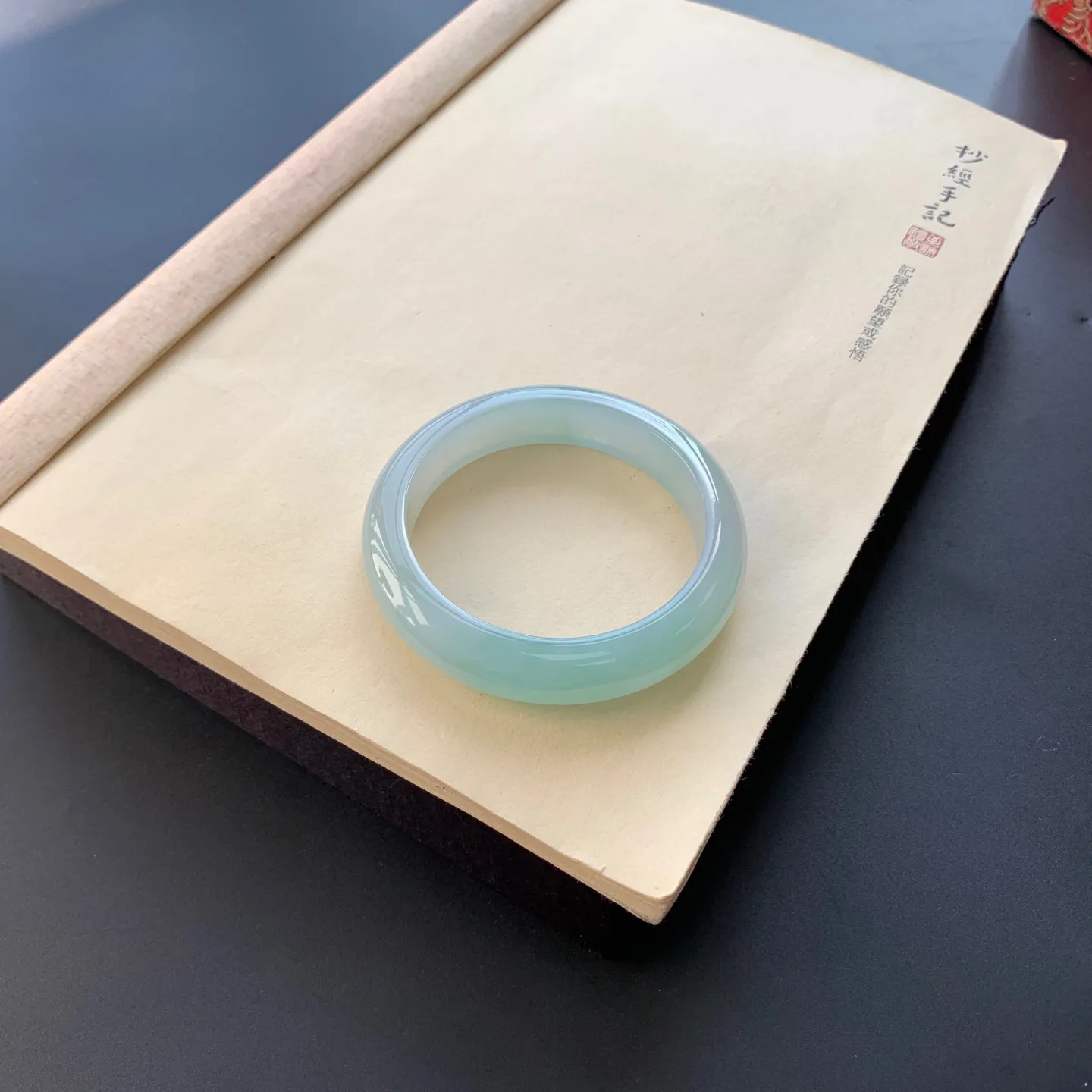 58.6圈口冰晴底正圈手镯 尺寸：58.6-13.6-9.3，无纹裂，水润起胶，版型厚装