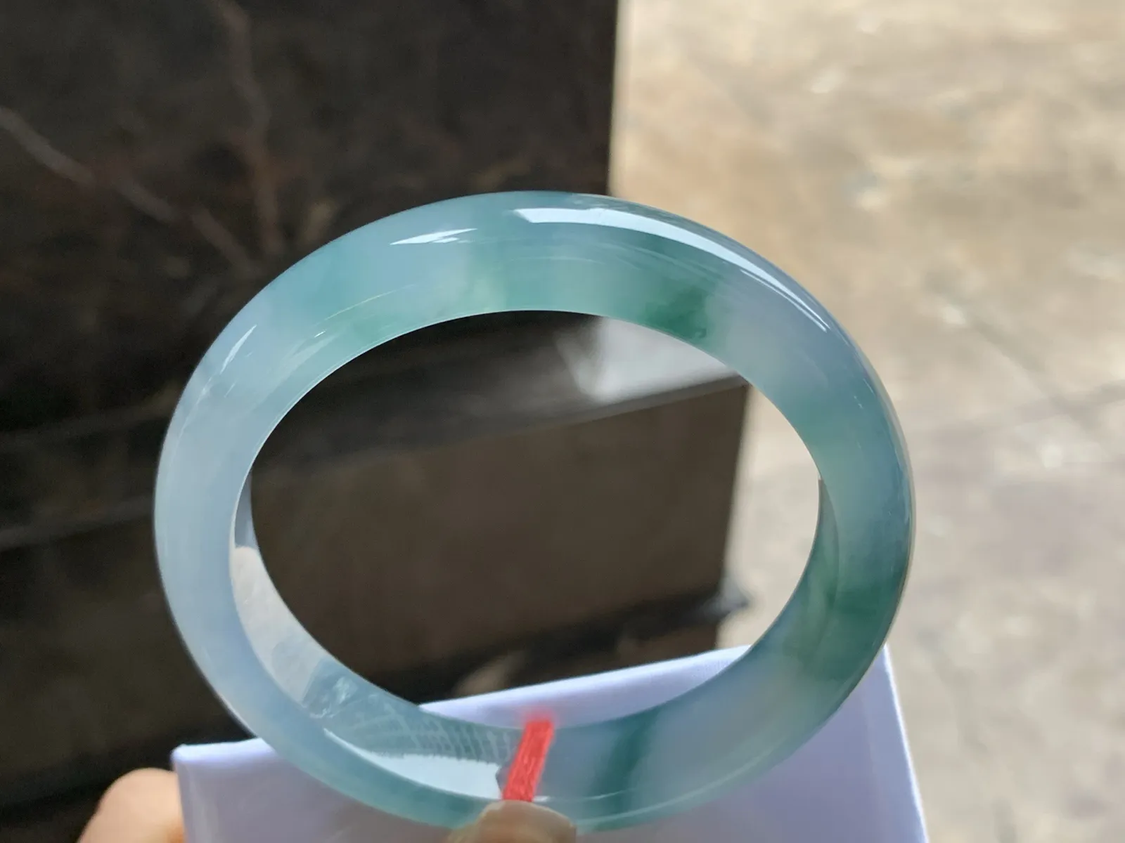 57-12.4-8.3

冰蓝花手镯^_^荧光十足冰透