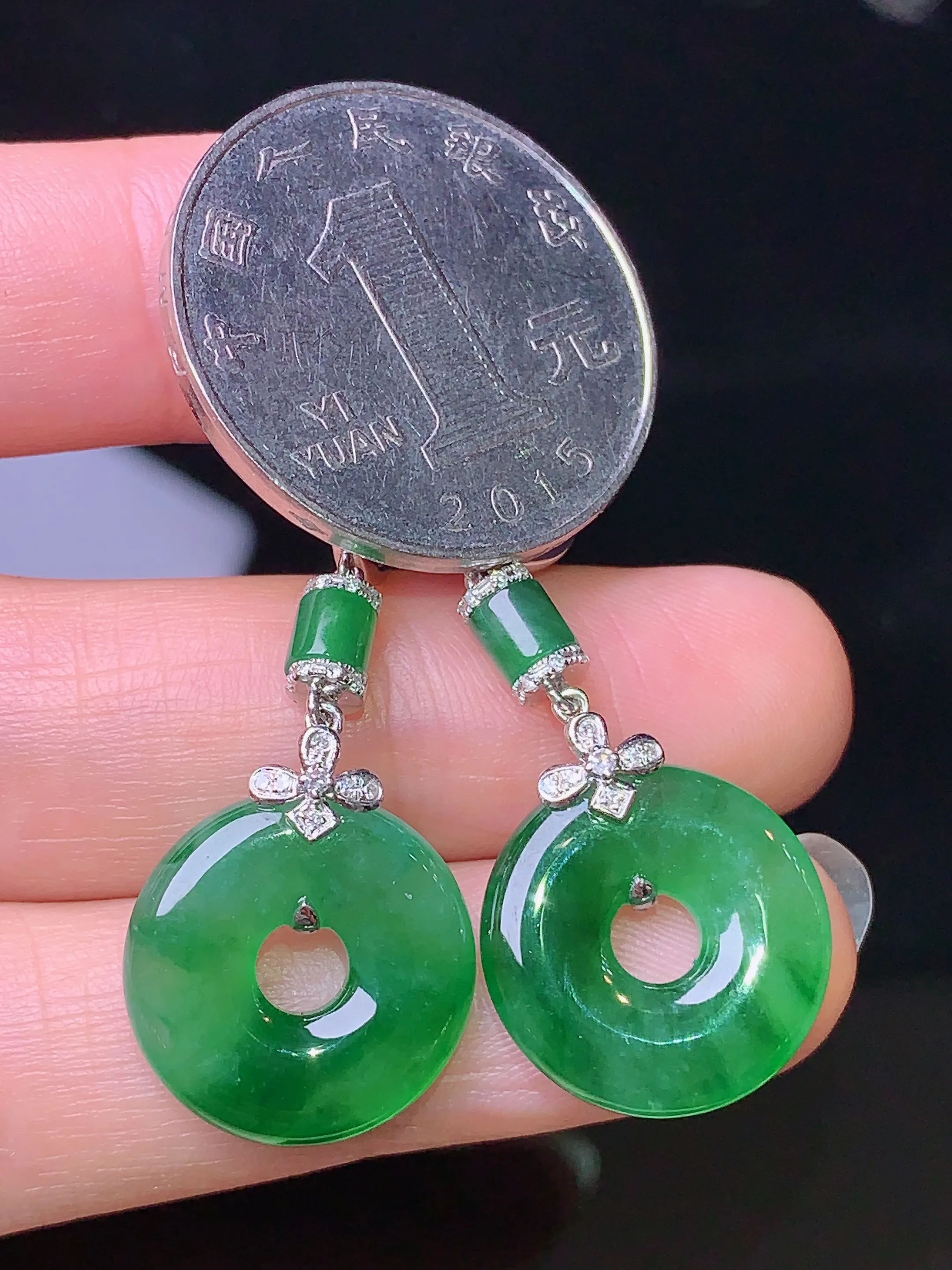 18k金钻镶嵌翠绿平安扣耳坠 玉质细腻 色泽艳丽 整体尺寸39.6*16*3.6