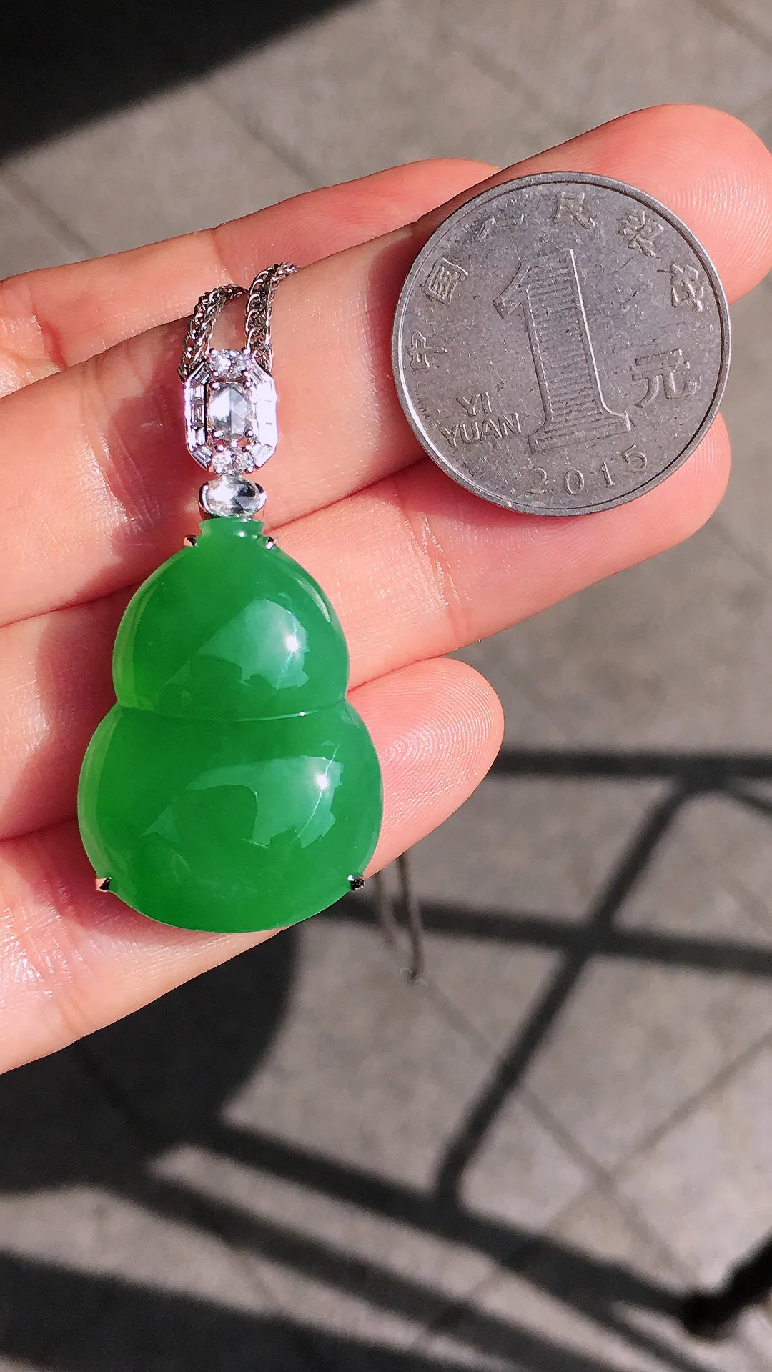 阳绿葫芦吊坠，色泽均匀艳丽，玉质细腻，荧光感超
强，饱满圆润，尽显优雅气质，18k
金豪华镶嵌