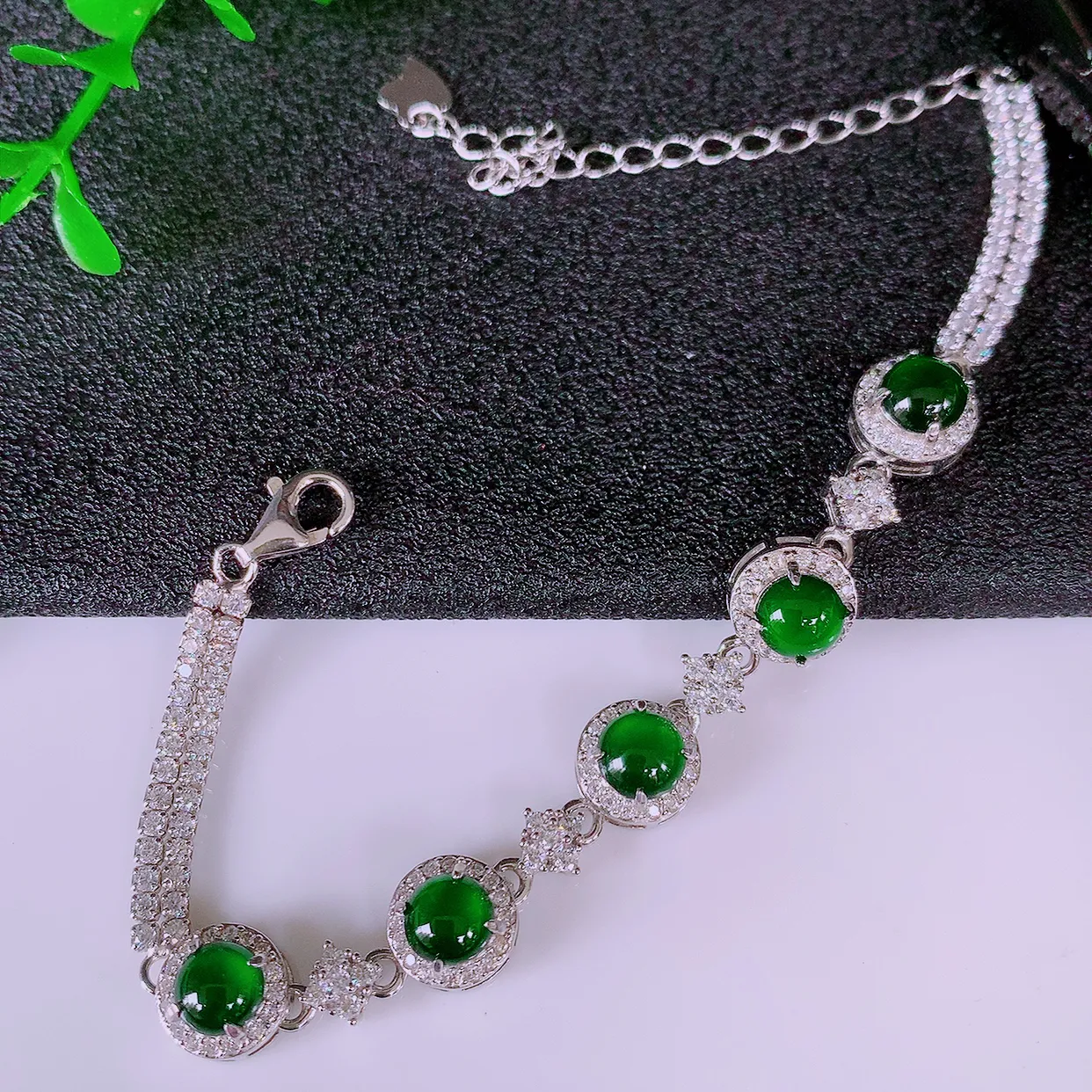 冰透满绿翡翠925银镶嵌手链，自然光实拍，翠色灵动，颜色漂亮，种老水足，品相佳，佩戴佳品！#97.5