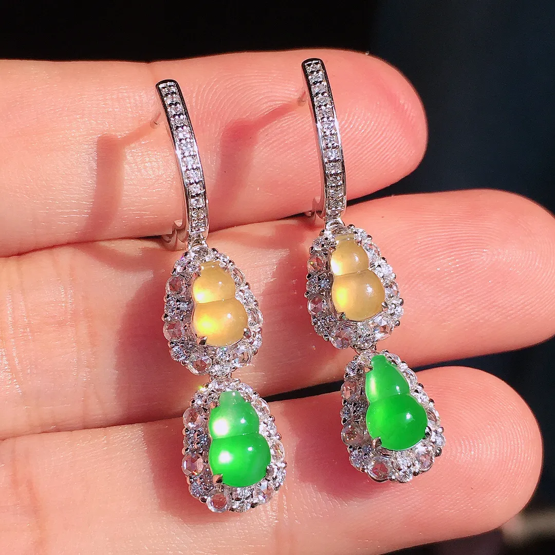 （黄+绿）二合一耳坠，色泽均匀艳丽，玉质细腻，荧光感超
强，饱满圆润，尽显优雅气质，18k
金豪华镶嵌