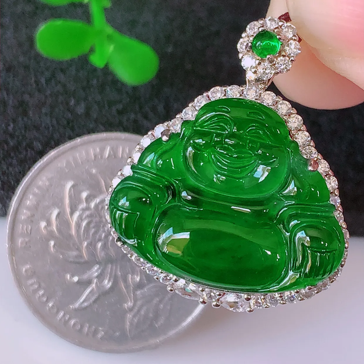 冰透满绿翡翠925银镶嵌佛公吊坠，自然光实拍，翠色灵动，颜色漂亮，种老水足，品相佳，佩戴佳品！#97.31整体27*23*8.2 裸石22*17mm