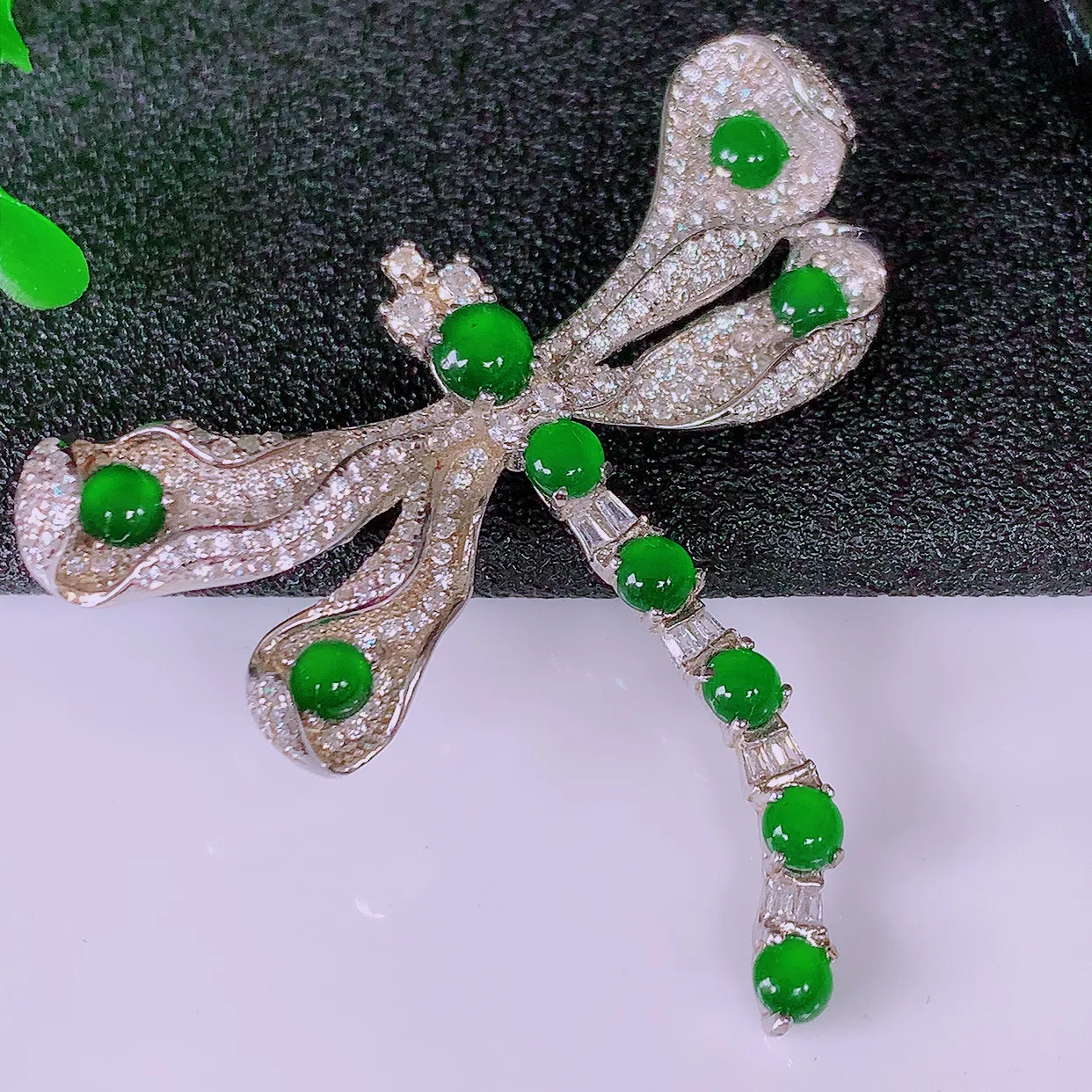 冰透满绿翡翠925银镶嵌蜻蜓胸针，自然光实拍，翠色灵动，颜色漂亮，种老水足，品相佳，佩戴佳品！#97.5整体38**42*8裸石3.6*3.6
