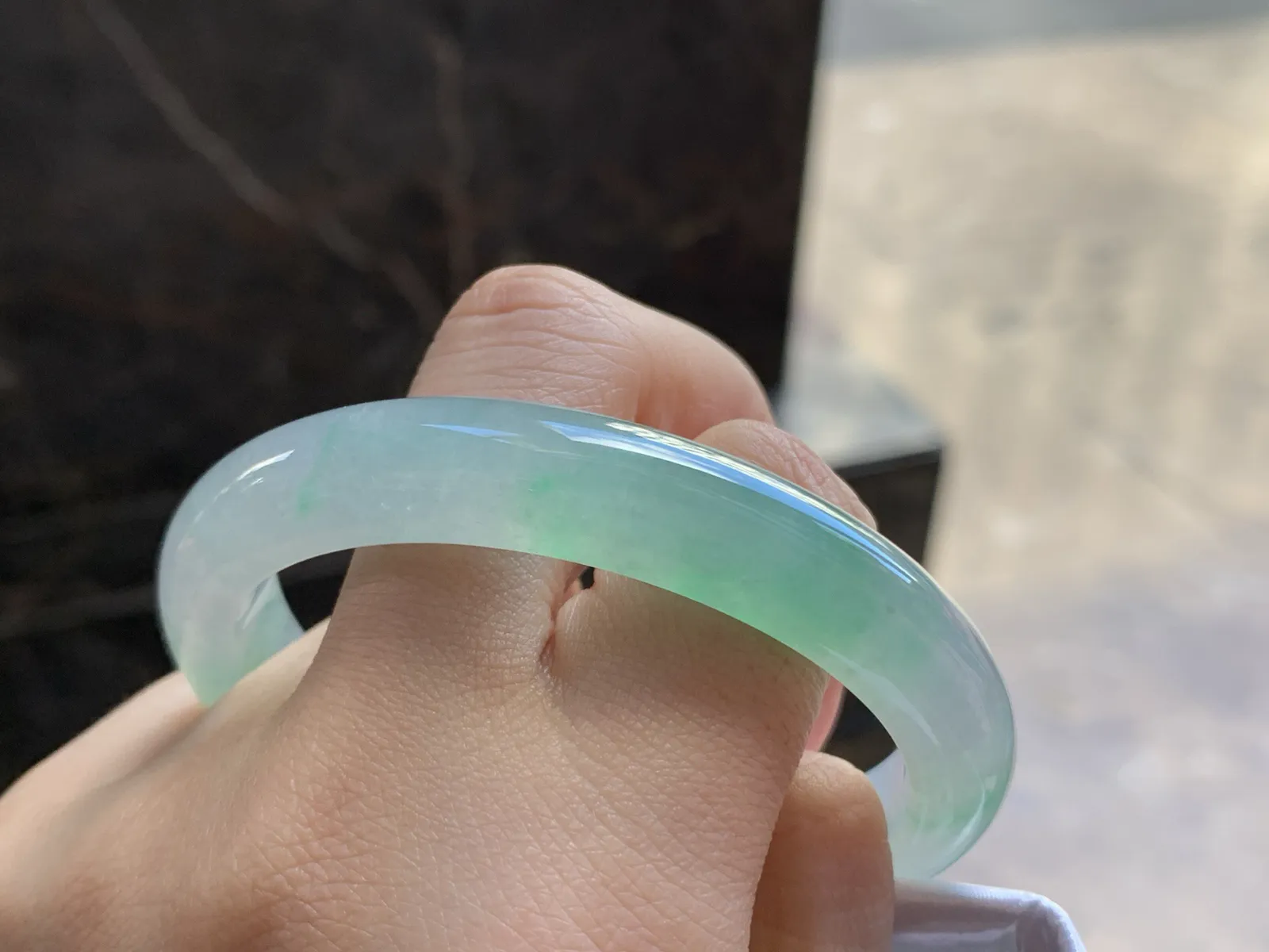 54.3-10.2-7.8

冰飘绿贵妃手镯^_^冰透 色阳 种水足清新 正圈51 52可以戴