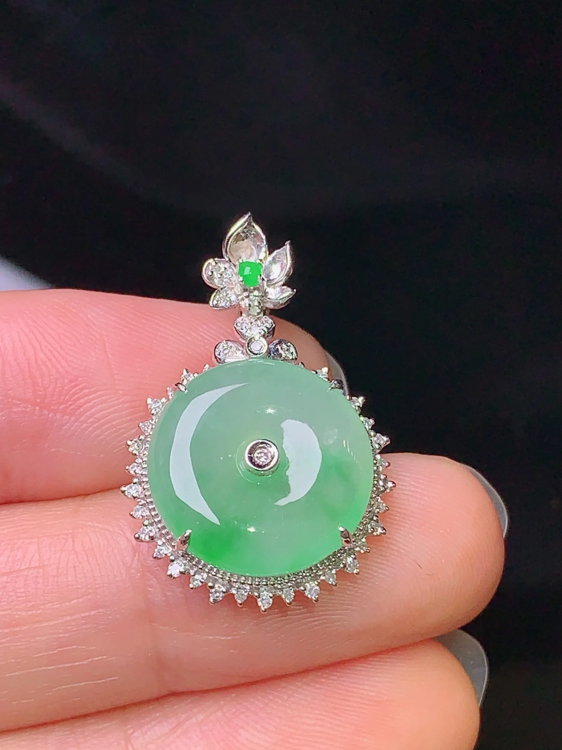 18k金钻镶嵌飘绿平安扣吊坠 玉质细腻 色泽艳丽 整体尺寸26.8*17.6*6.6