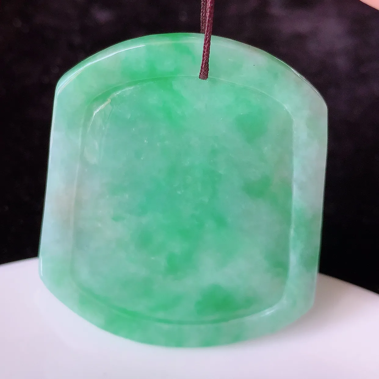 自然光实拍，水润黄加绿翡翠生肖马上有钱吊坠，翠色灵动，玉质细腻，颜色漂亮， 品相佳， 佩戴佳品！#05.31