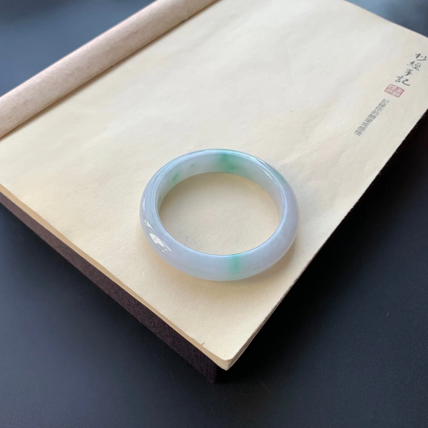 54圈口飘绿正圈手镯 尺寸：54-11.8-8.2，无纹裂，细腻光滑，色泽靓丽