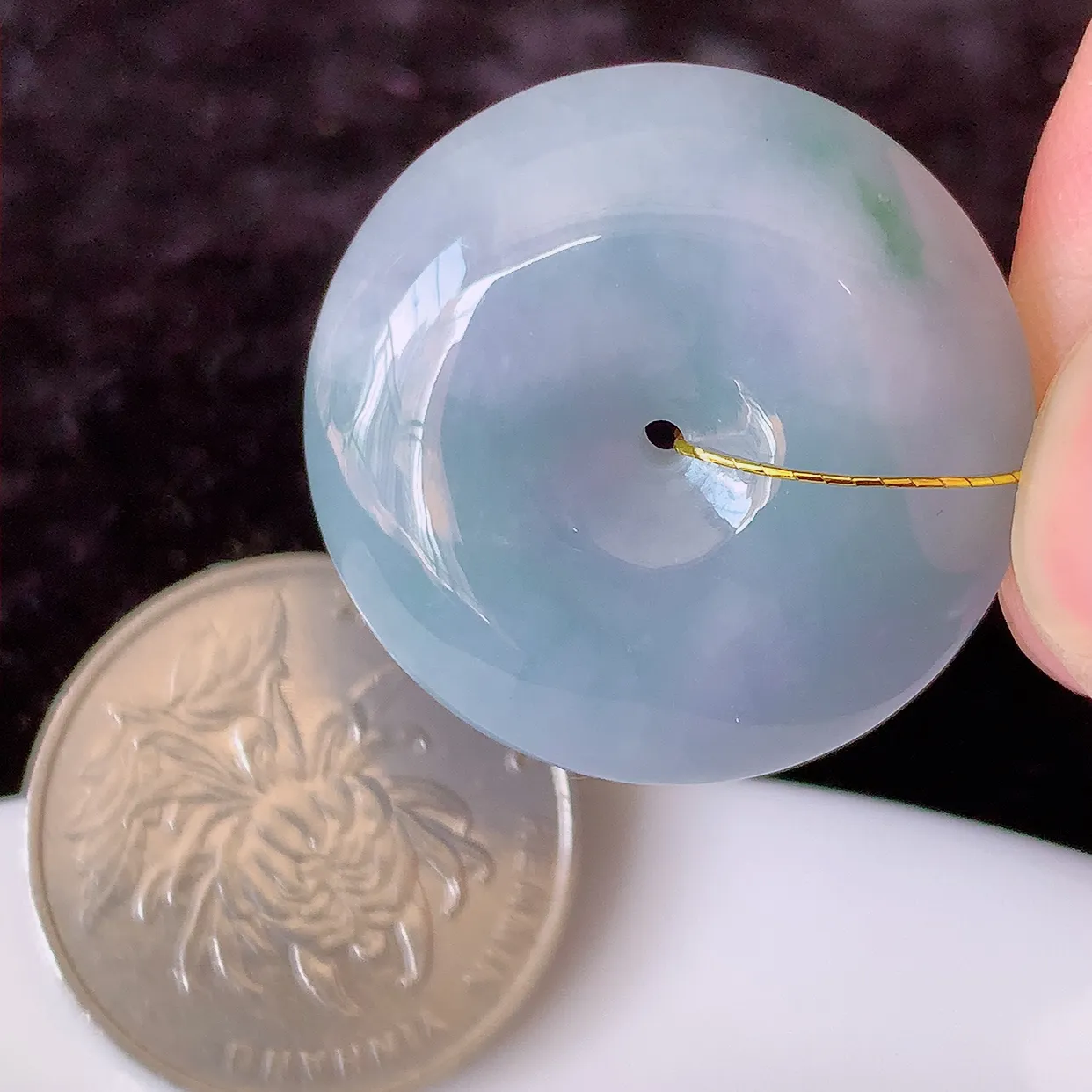 自然光实拍，水润紫罗兰飘花翡翠平安扣吊坠，品相佳，美感十足， 寓意平平安安， 平安扣佩戴精美时尚！#35.31